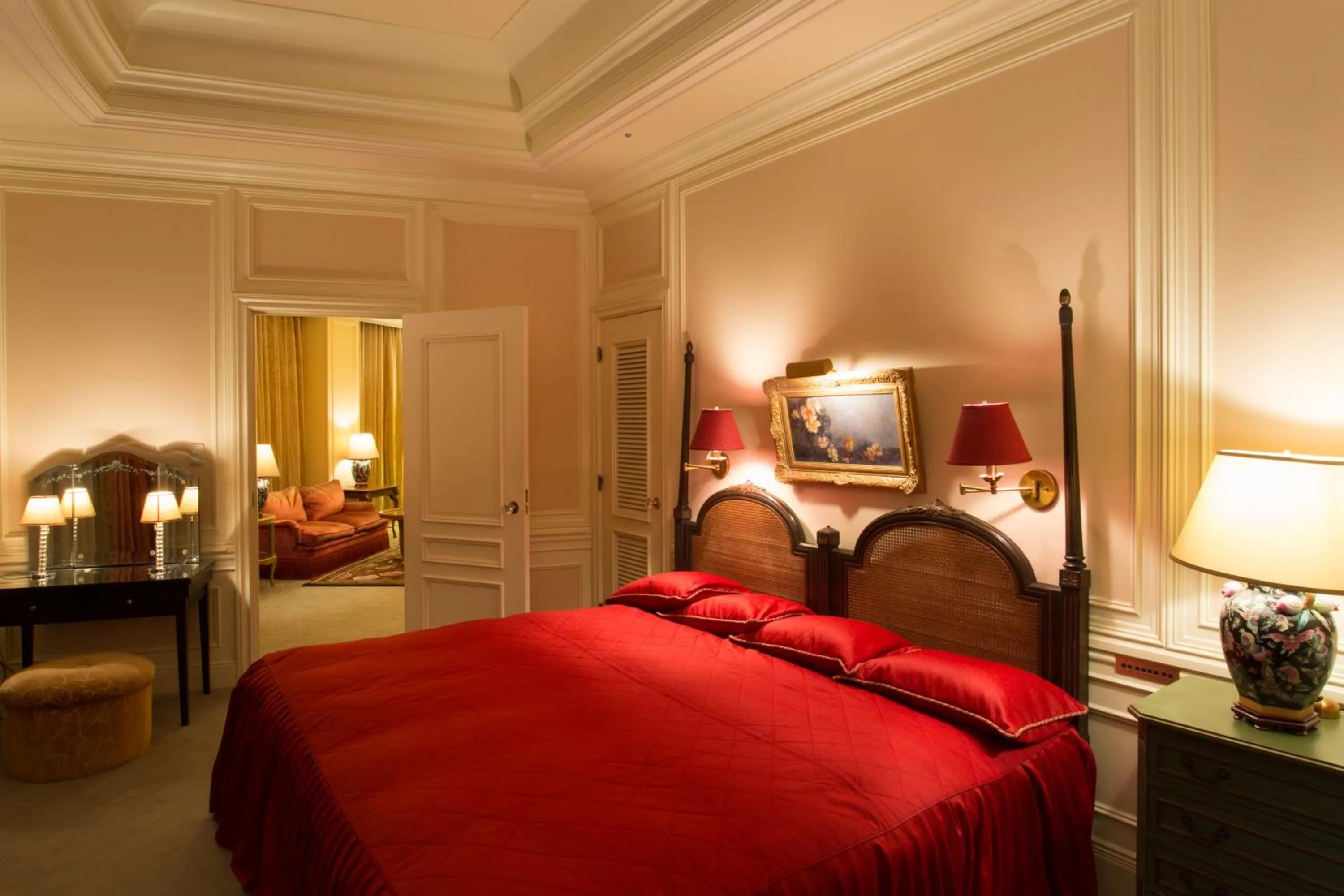 Photo of the whole room, Bed in Hotel The Manhattan