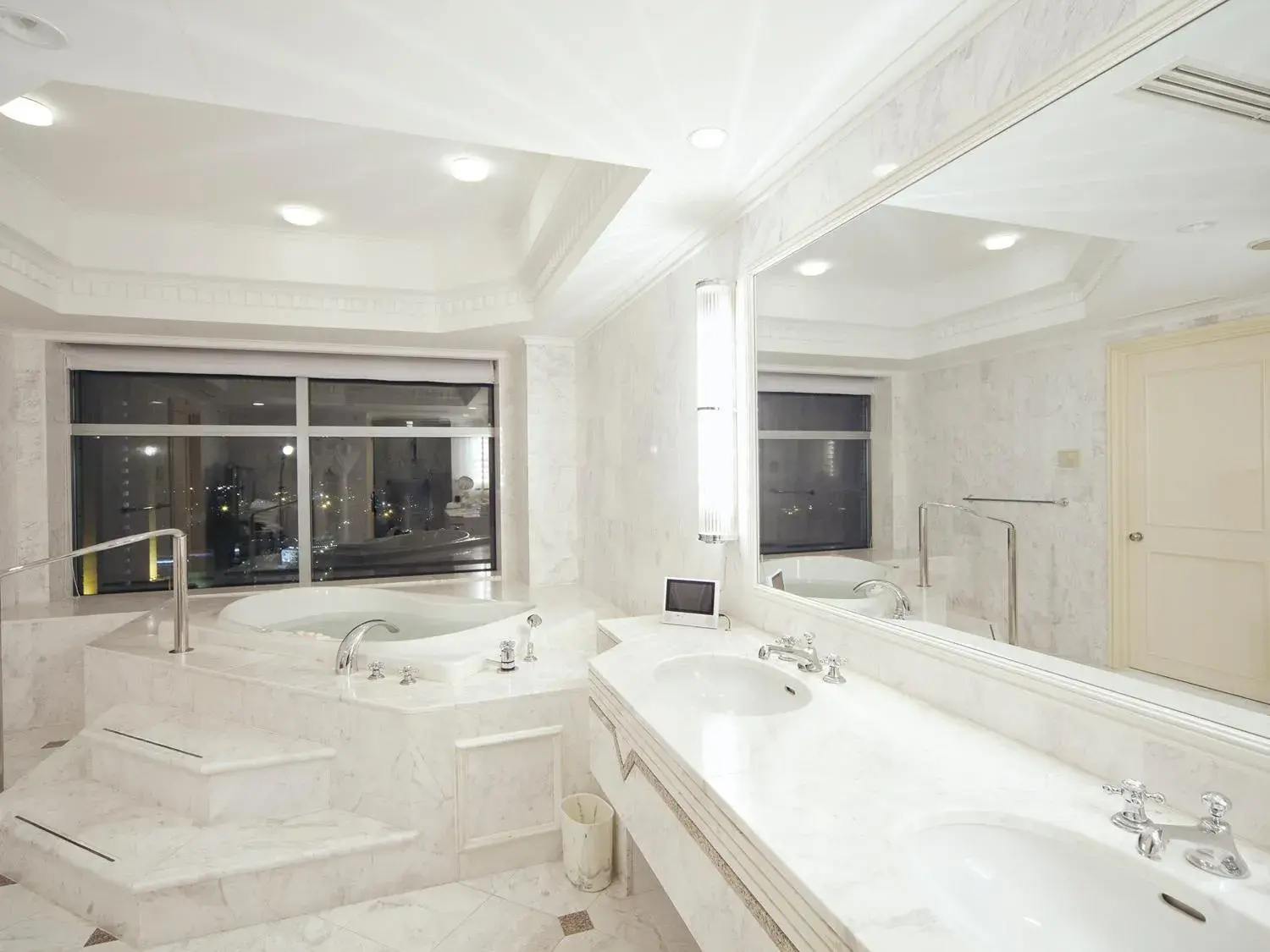 Plaza Suite Twin Room - Non-Smoking (70㎡) in Hotel The Manhattan Plaza Suite Twin Room - Non-Smoking (70㎡) in Hotel The Manhattan