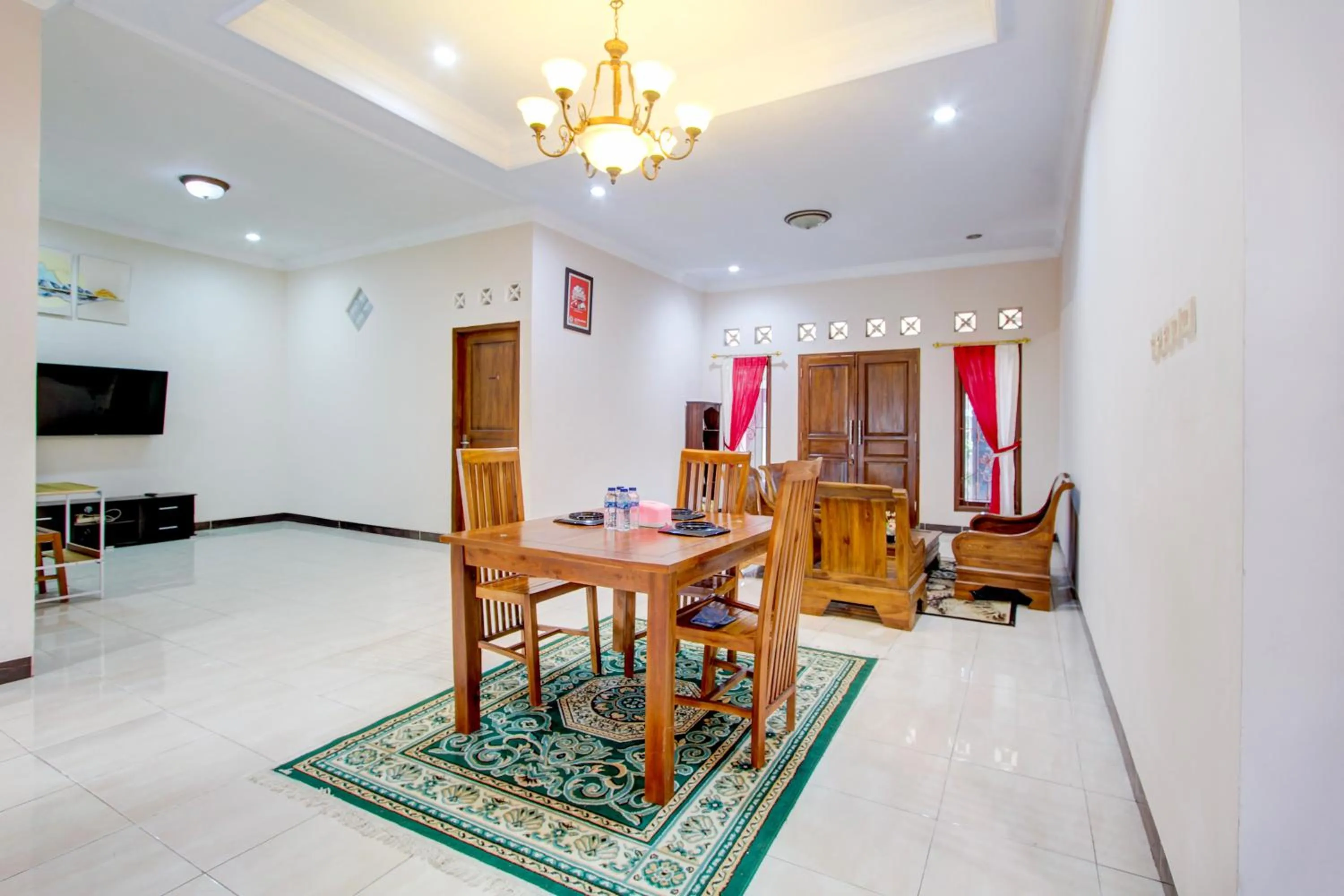 Living room in SPOT ON Podomoro Homestay