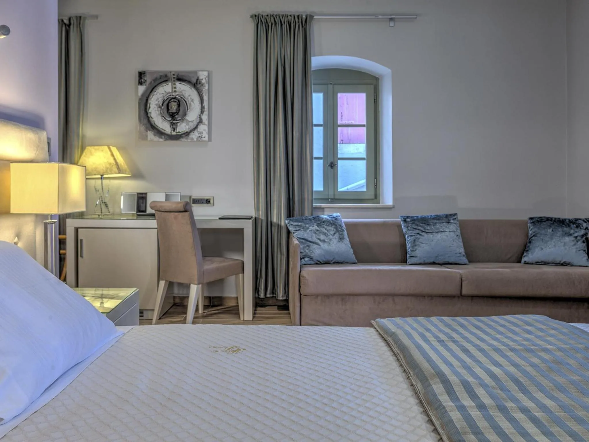 Photo of the whole room in Fiscardonna Luxury Suites