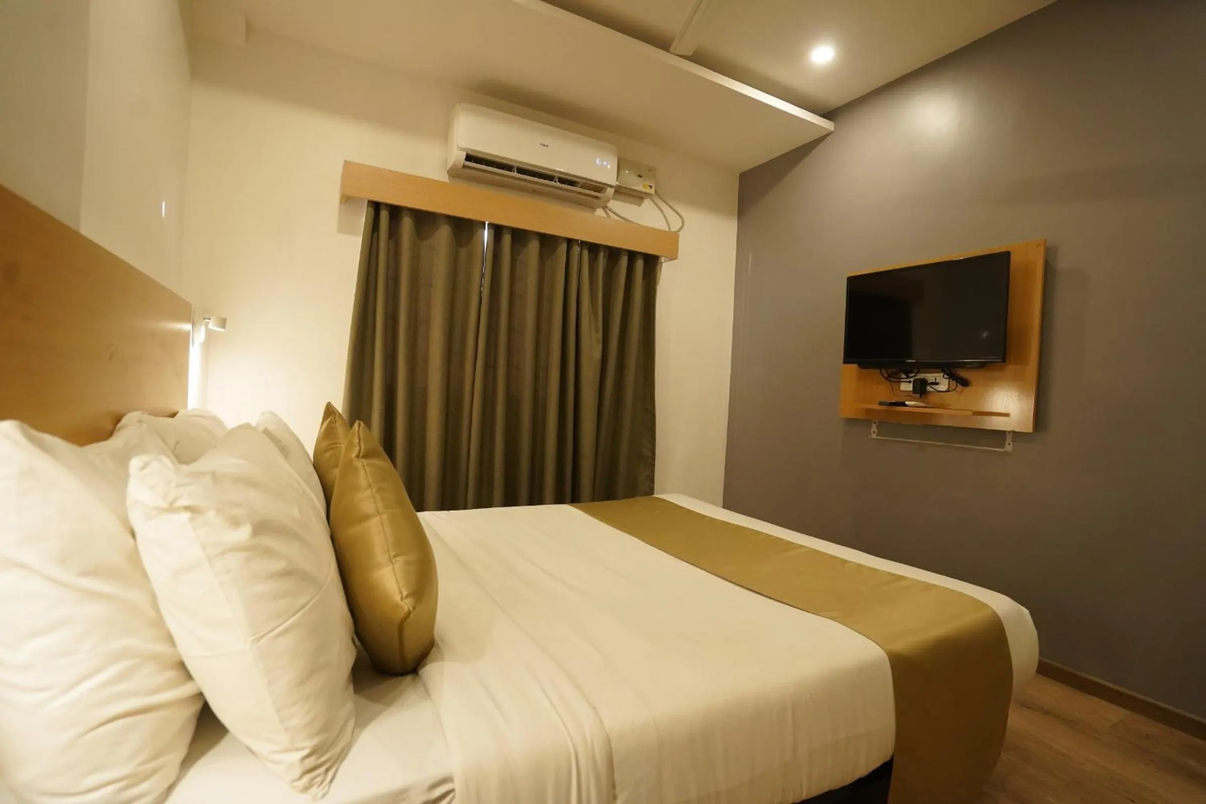 Photo of the whole room, Bed in The Byke Business Hotel Landmark