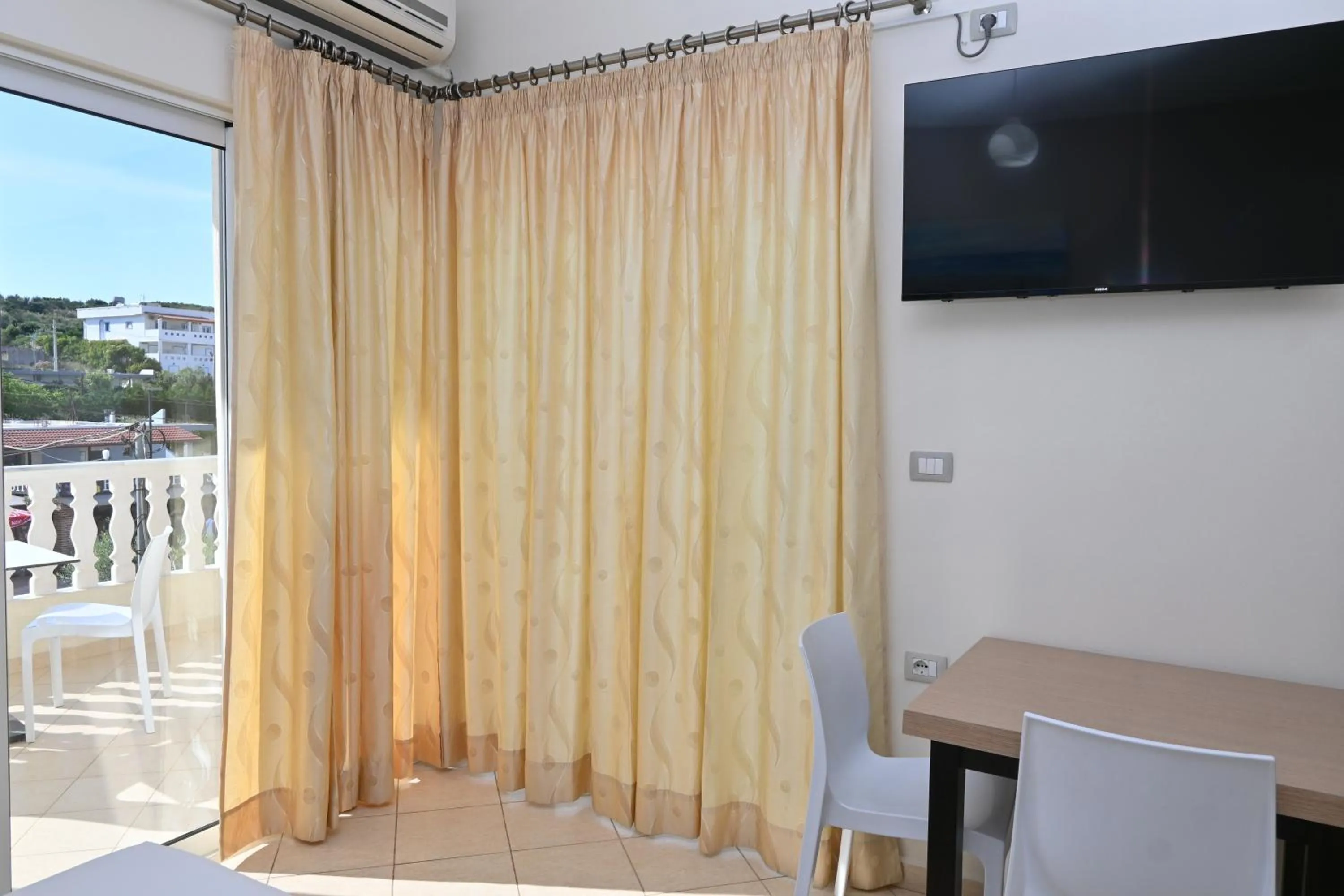 Communal lounge/ TV room in EROS HOTEL Ksamil