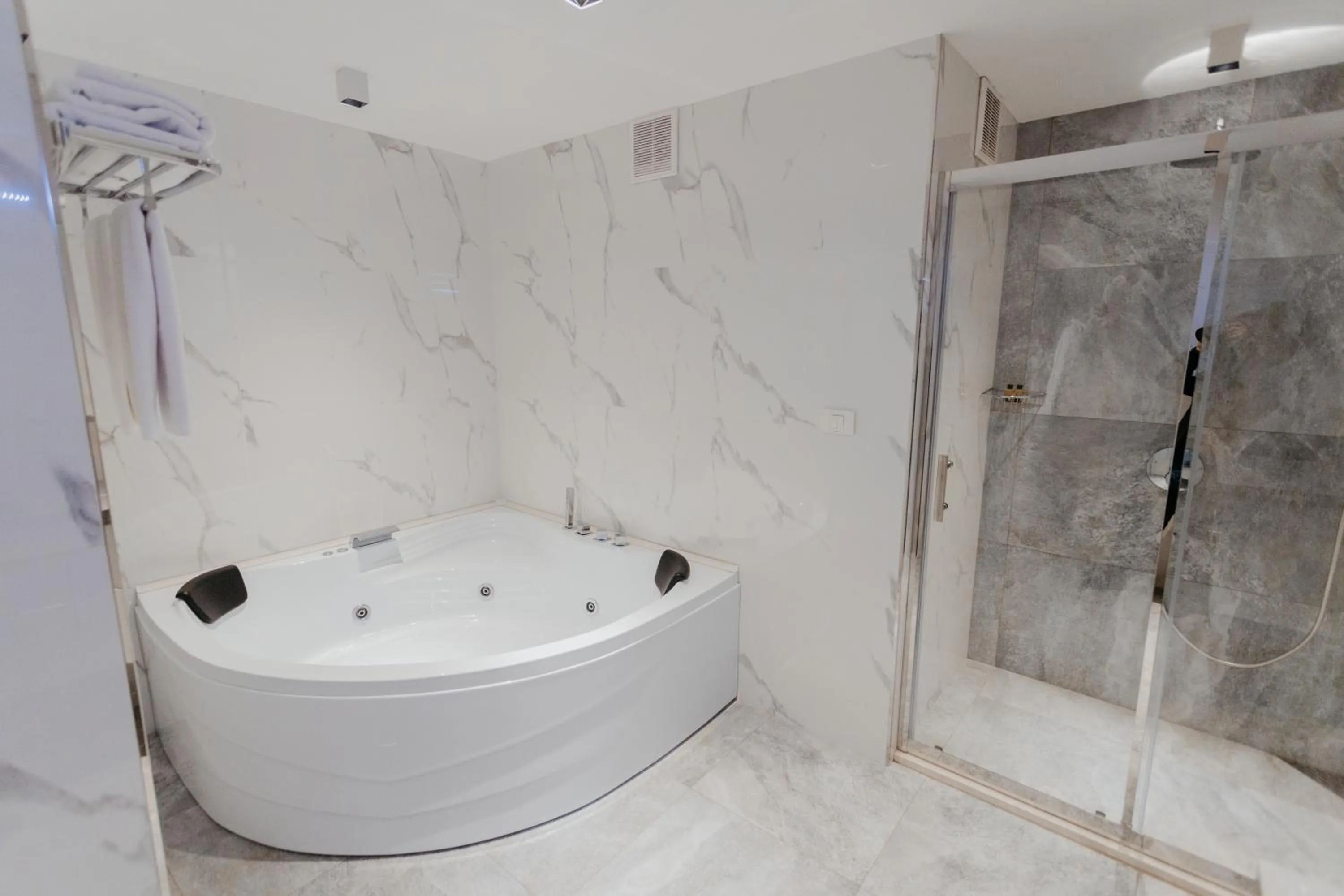 Shower in Callisto Baku
