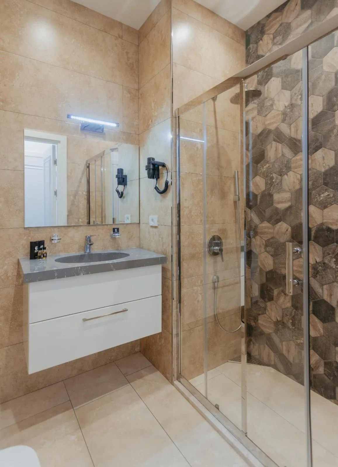 Shower in Callisto Baku
