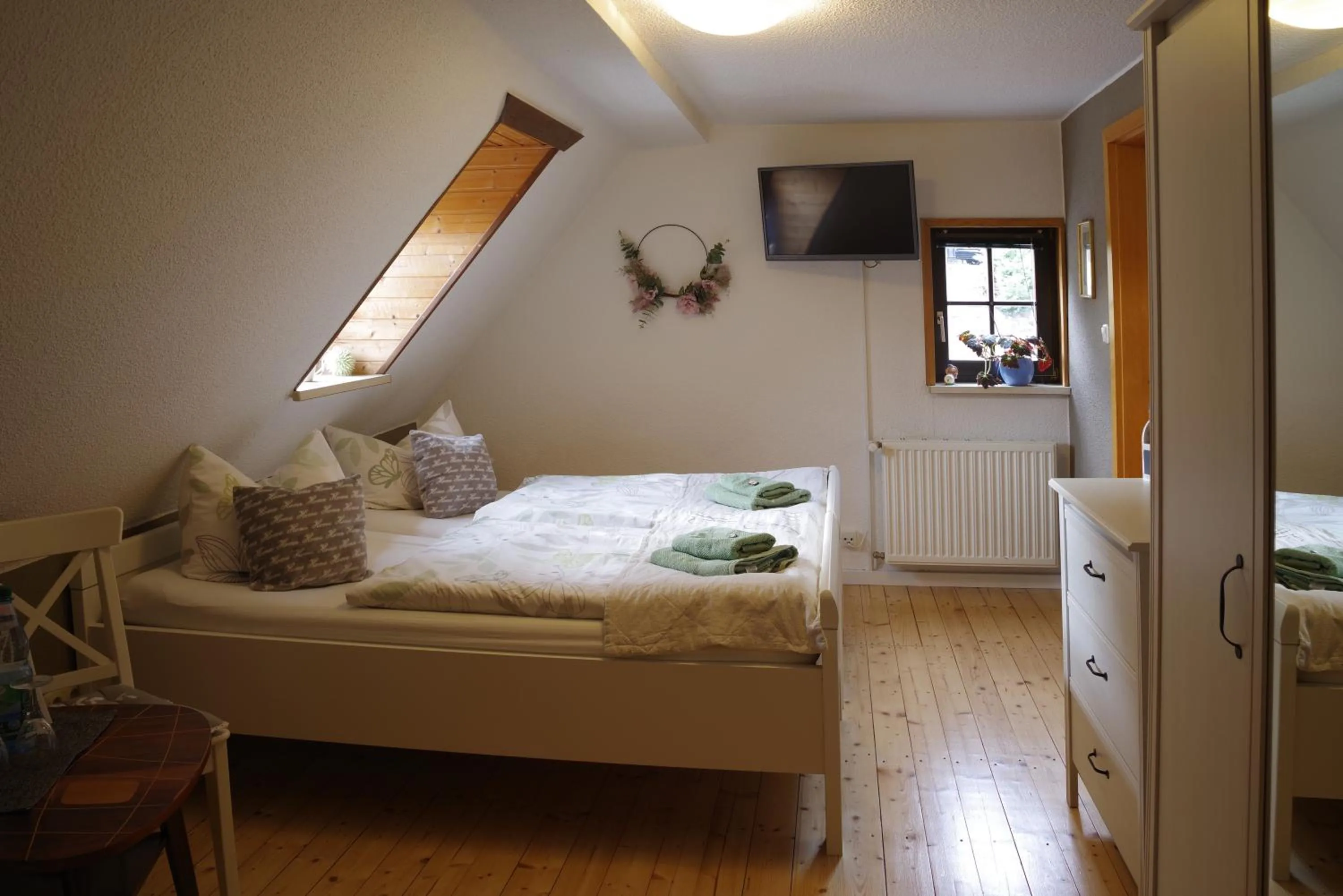 Double Room with Private External Bathroom - single occupancy in Wirtschaft & Pension Zum Huthaus