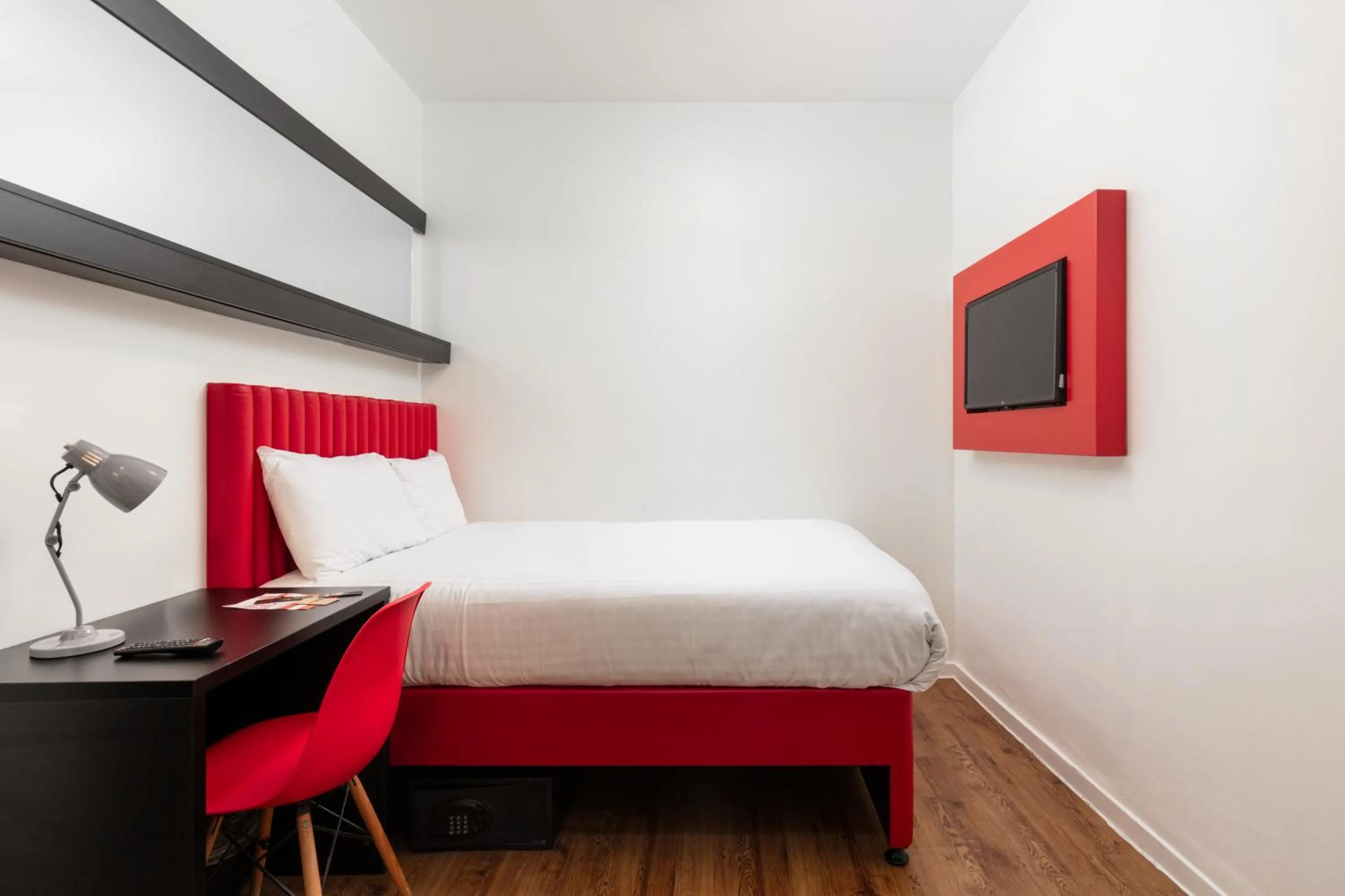 Bedroom, Bed in Tune Hotel Liverpool