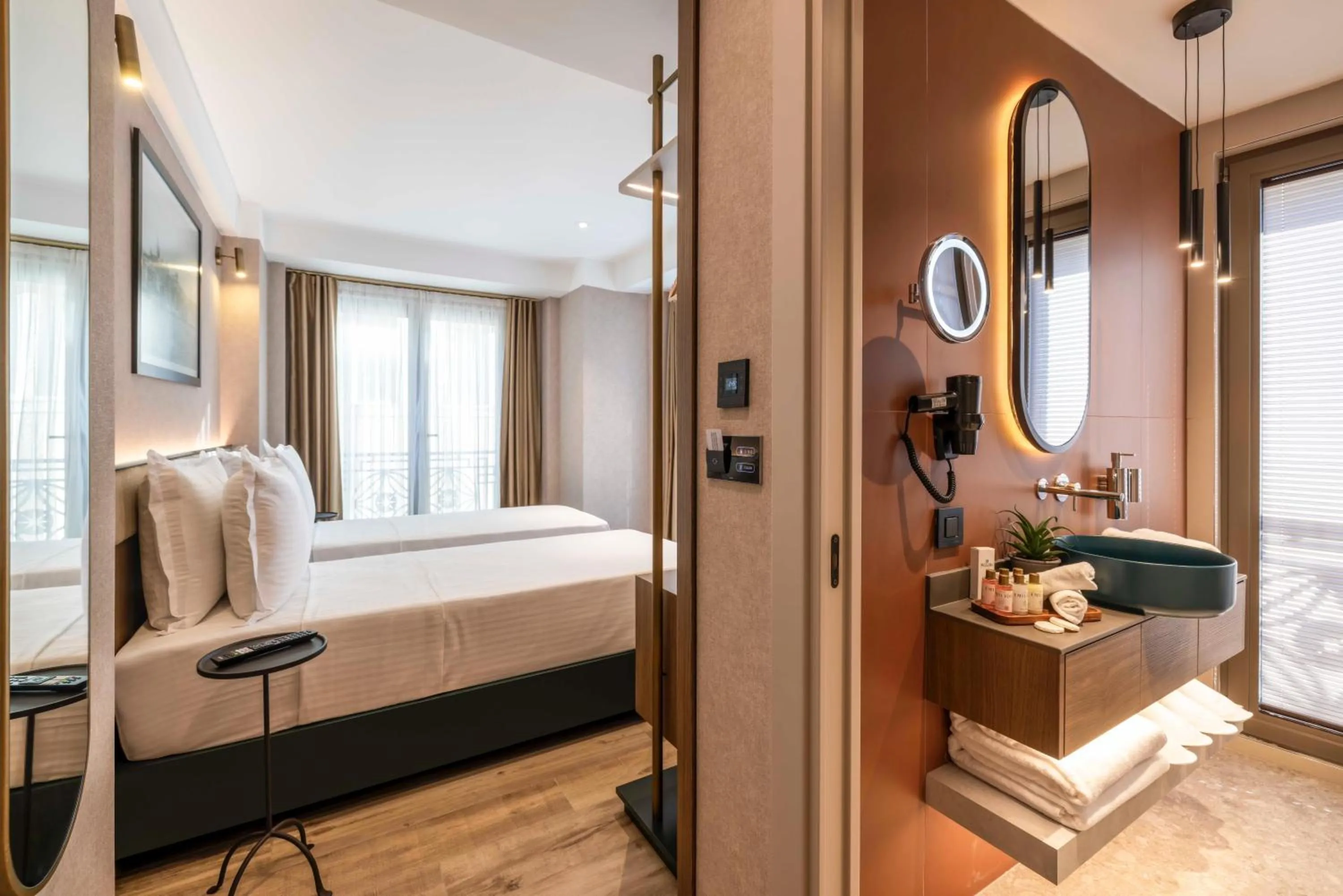 Photo of the whole room, Bed in Emilion Hotel