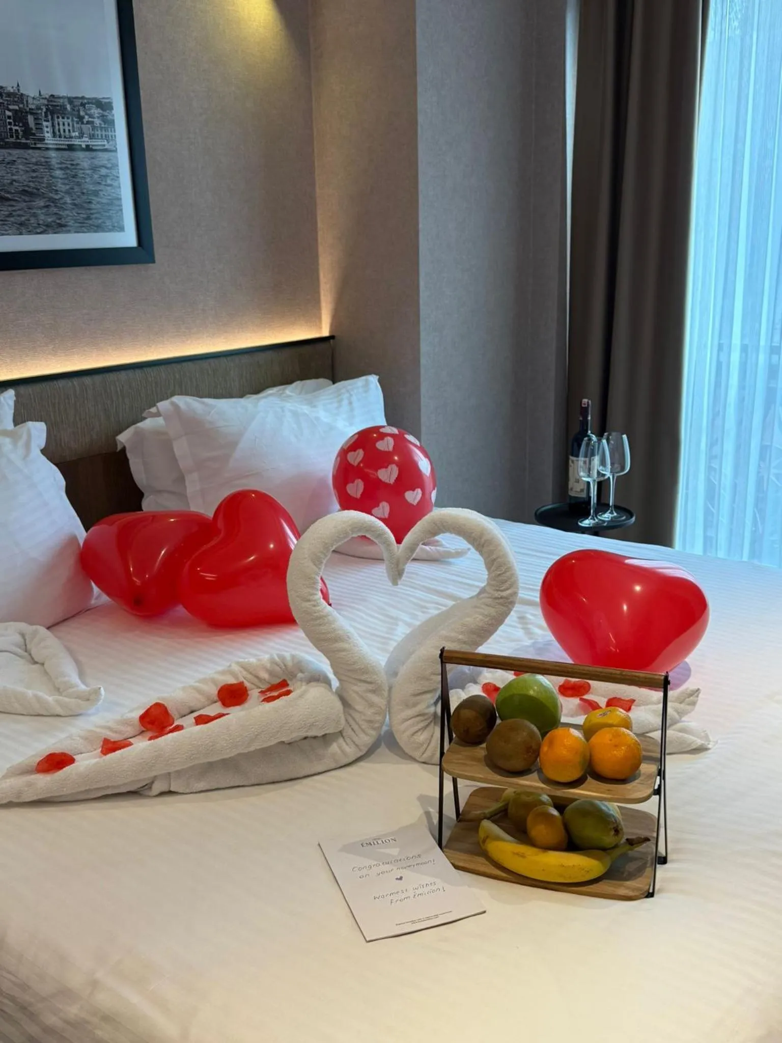 Property building, Bed in Emilion Hotel