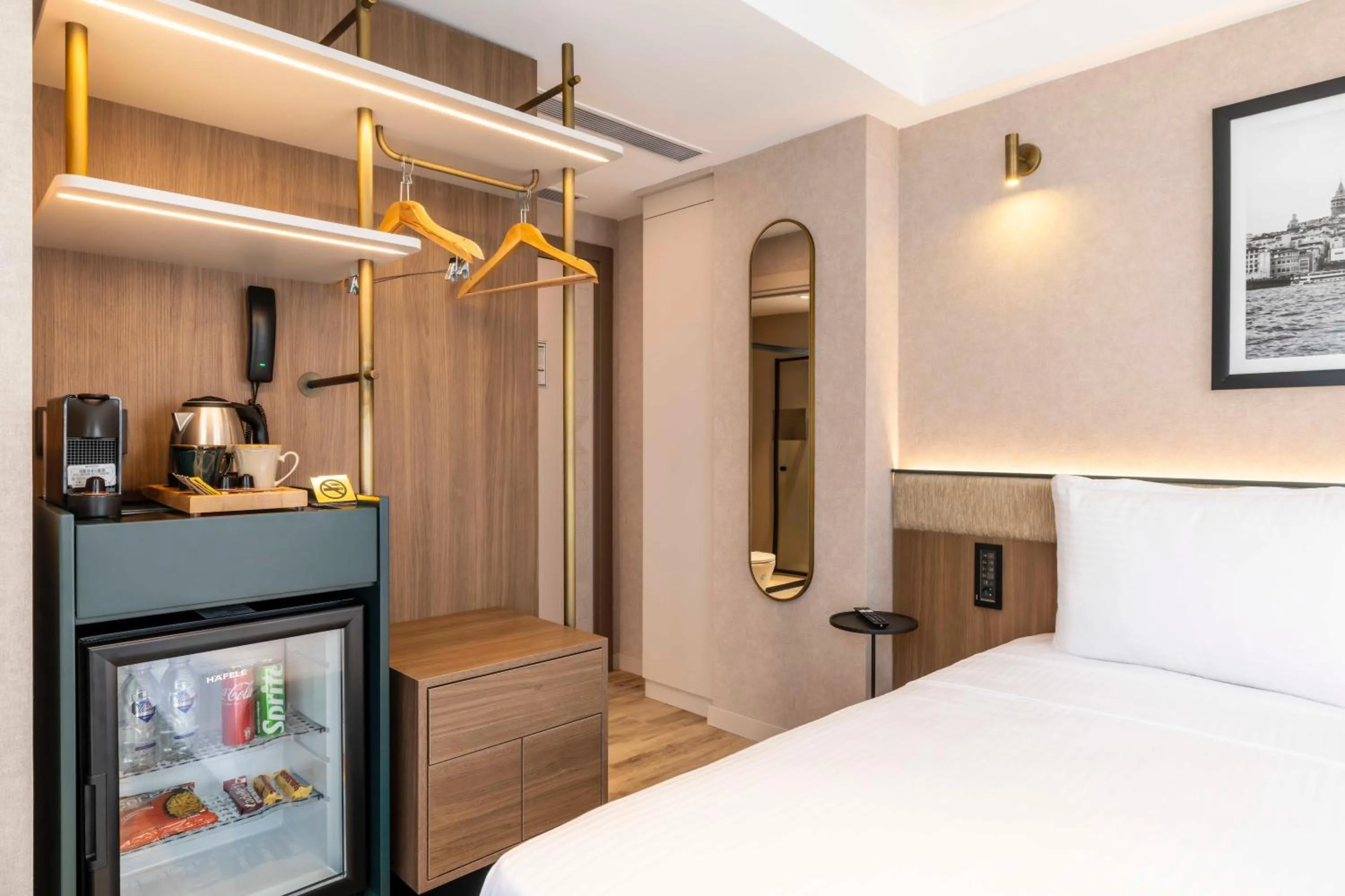 Photo of the whole room, Bed in Emilion Hotel