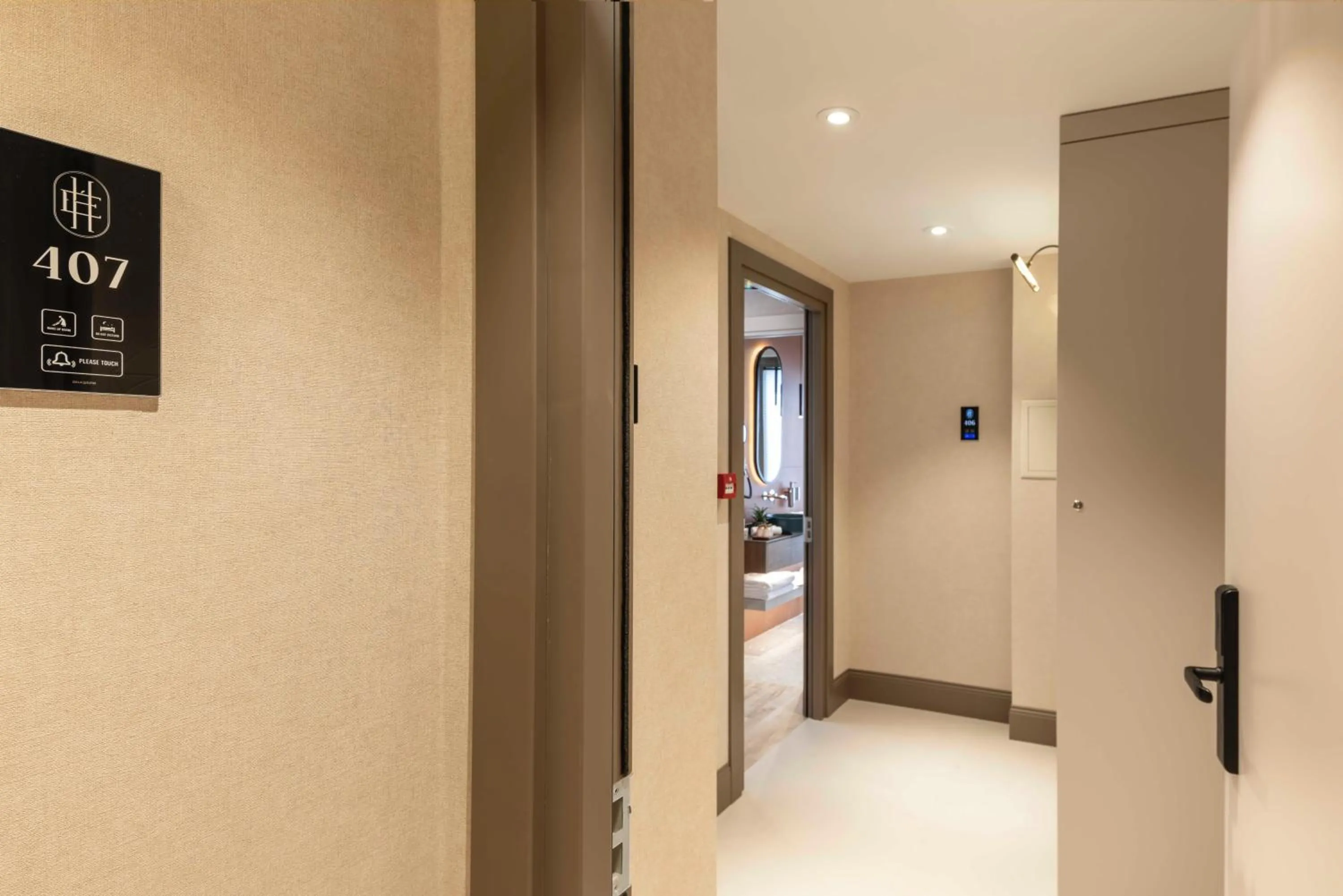 Photo of the whole room in Emilion Hotel