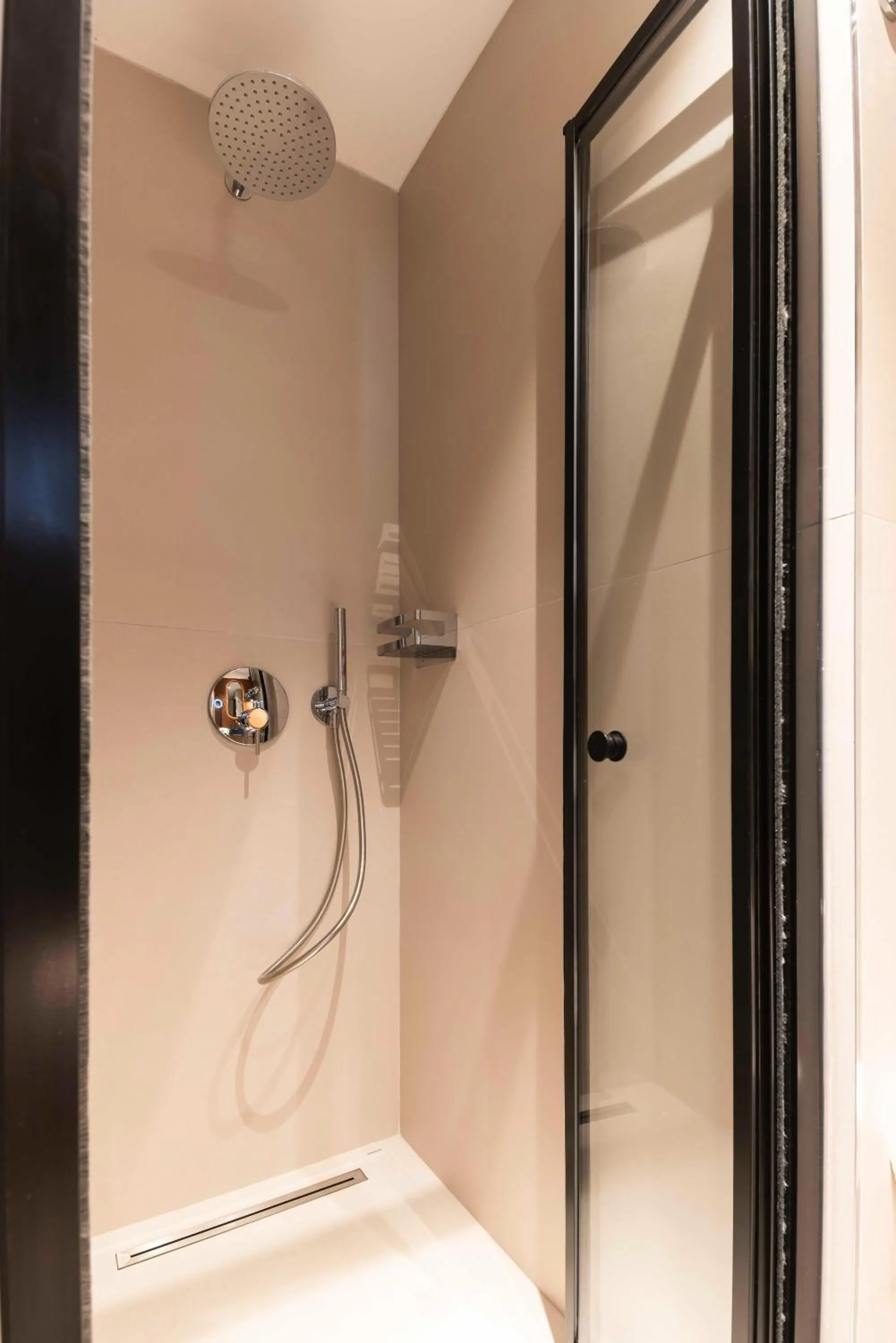 Shower in Emilion Hotel