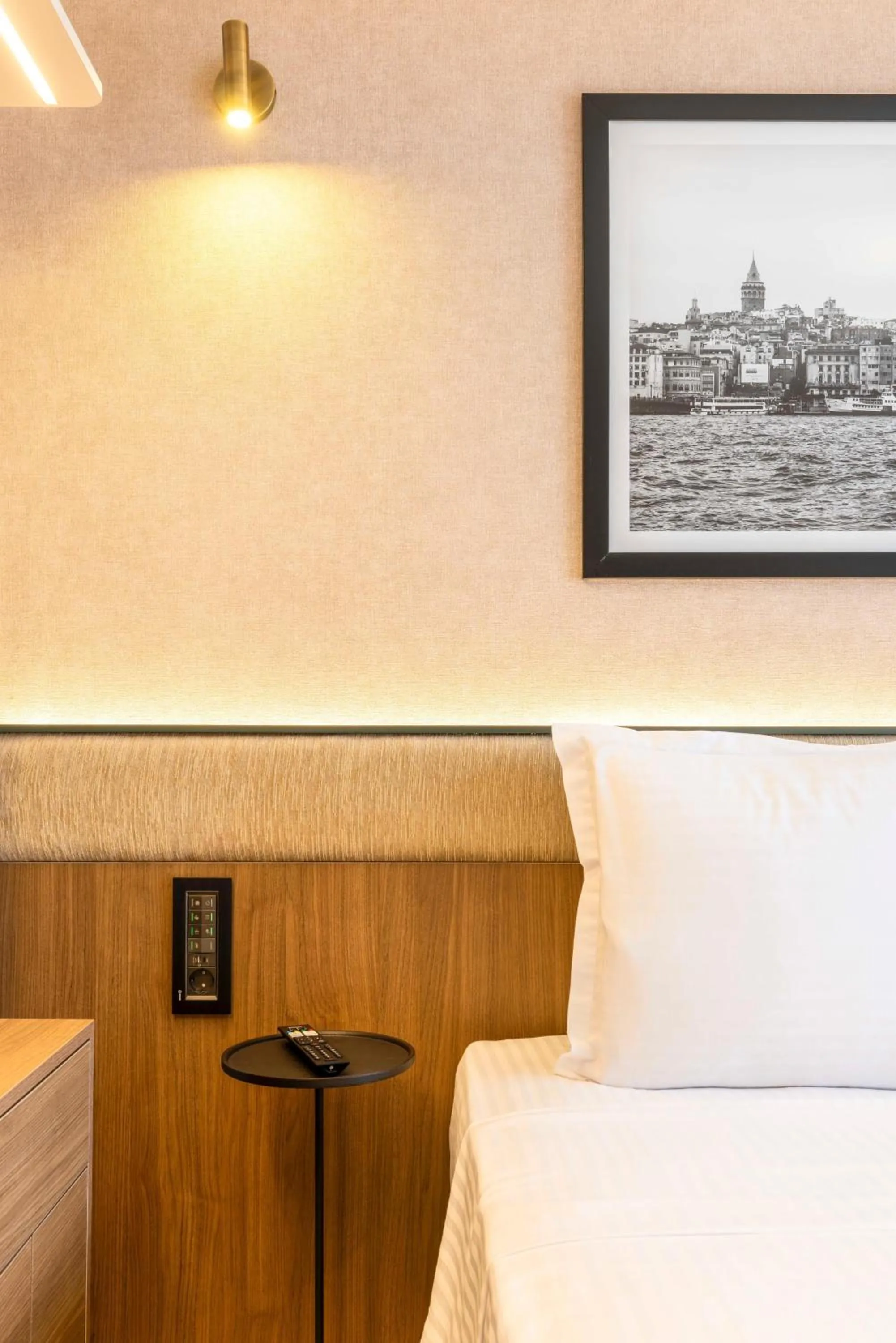 Photo of the whole room, Bed in Emilion Hotel