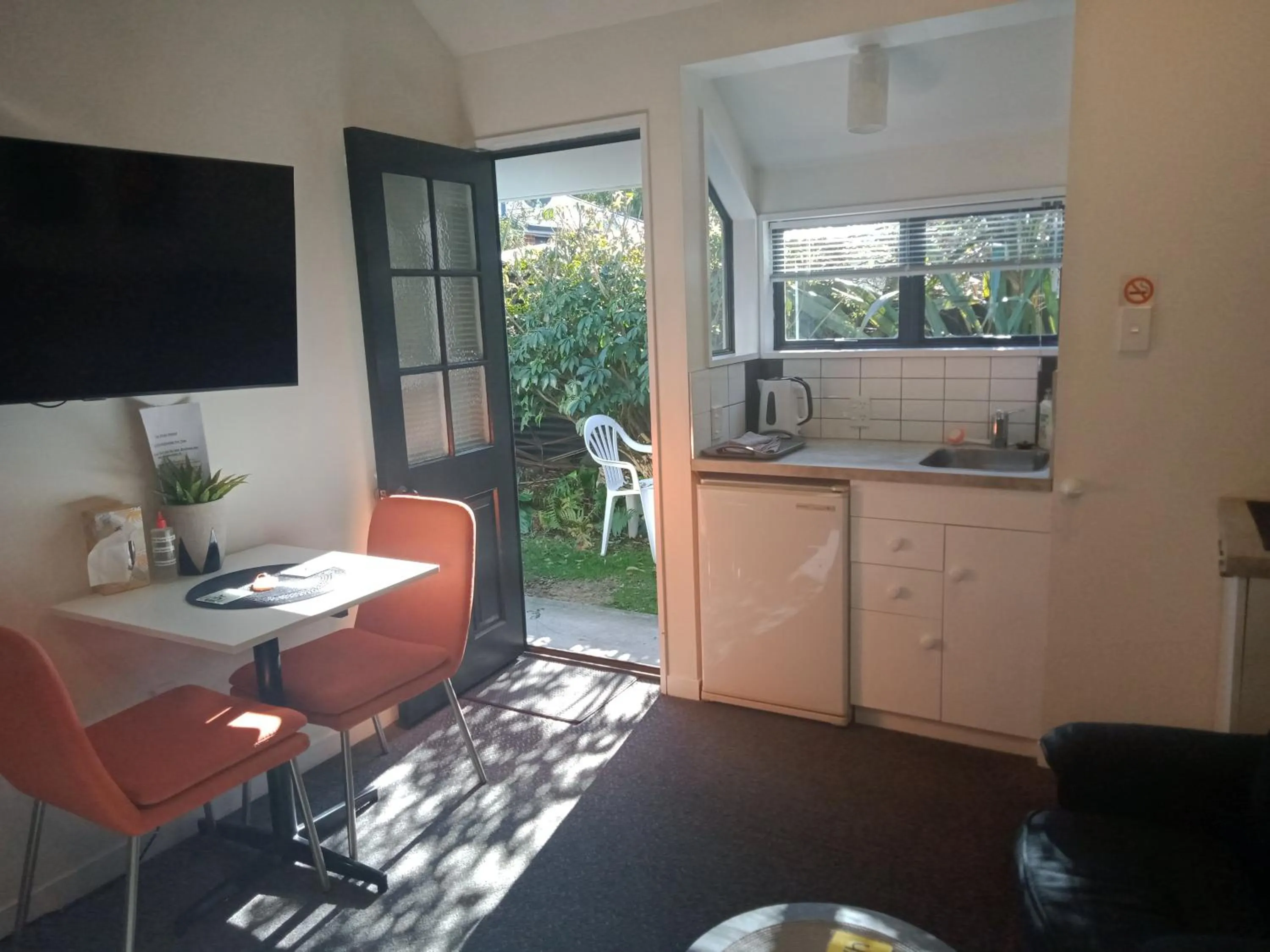 Dining area in Four Peaks Motel