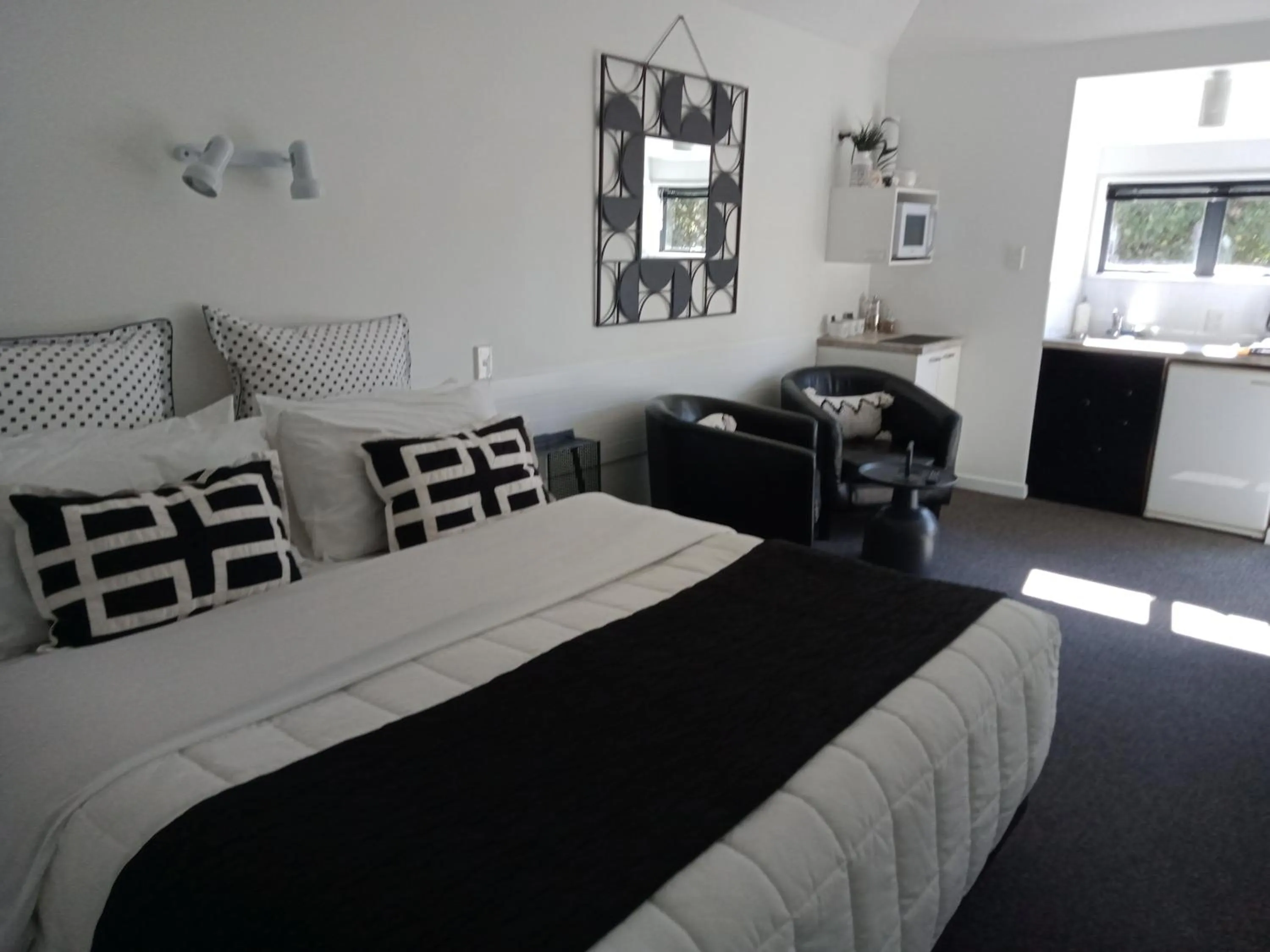 Property building, Bed in Four Peaks Motel