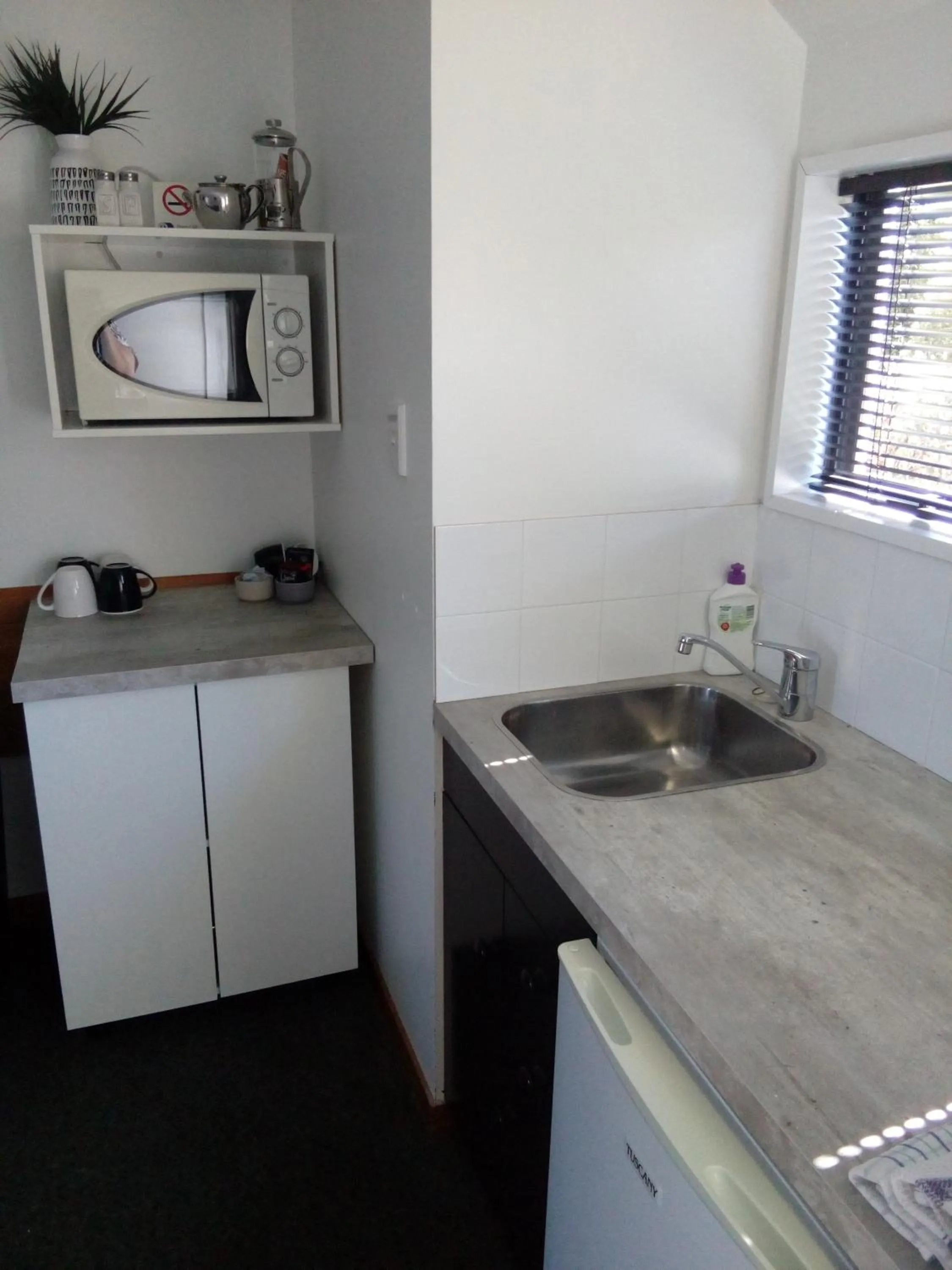 Kitchen or kitchenette in Four Peaks Motel