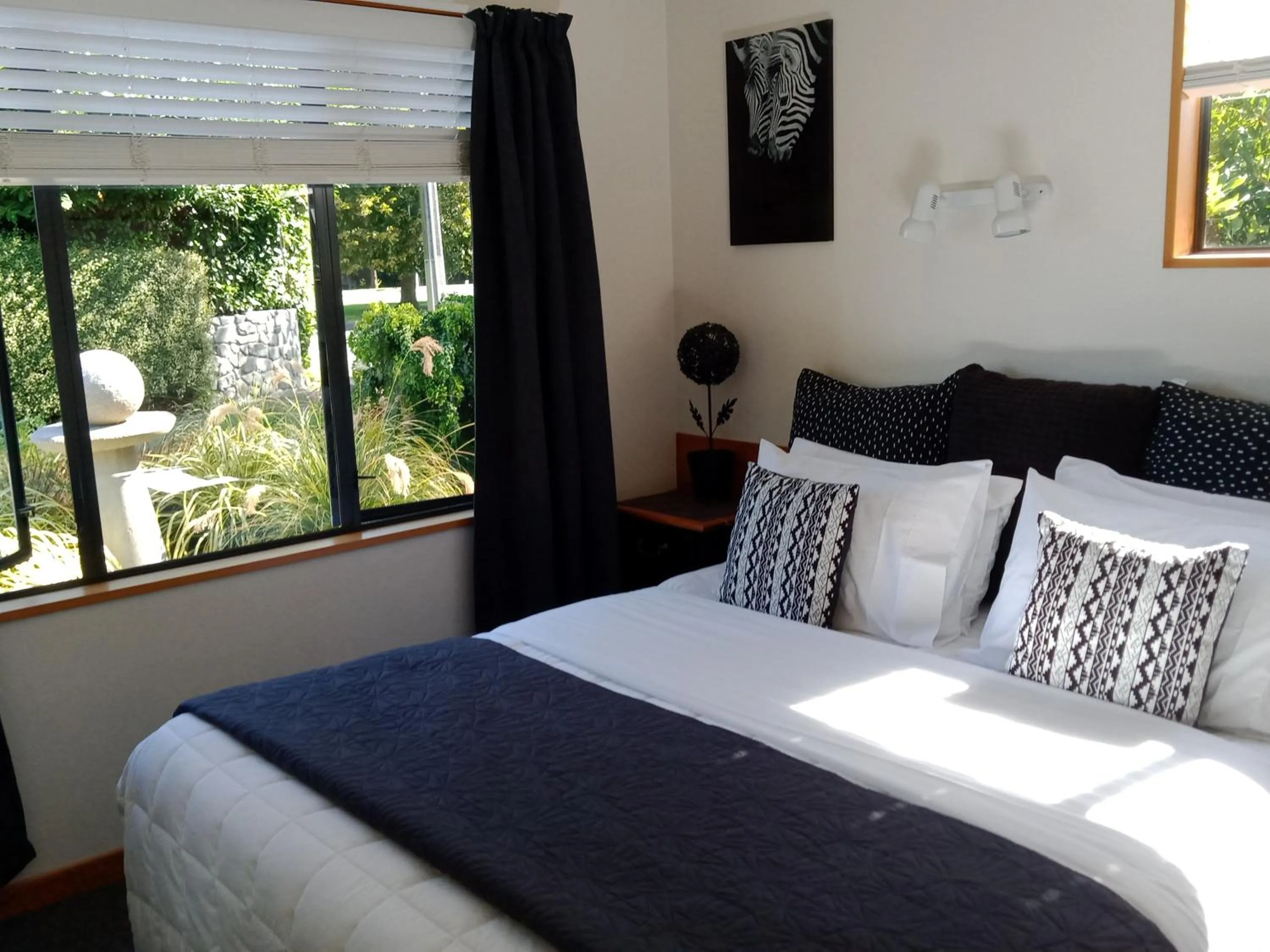 Bedroom, Bed in Four Peaks Motel