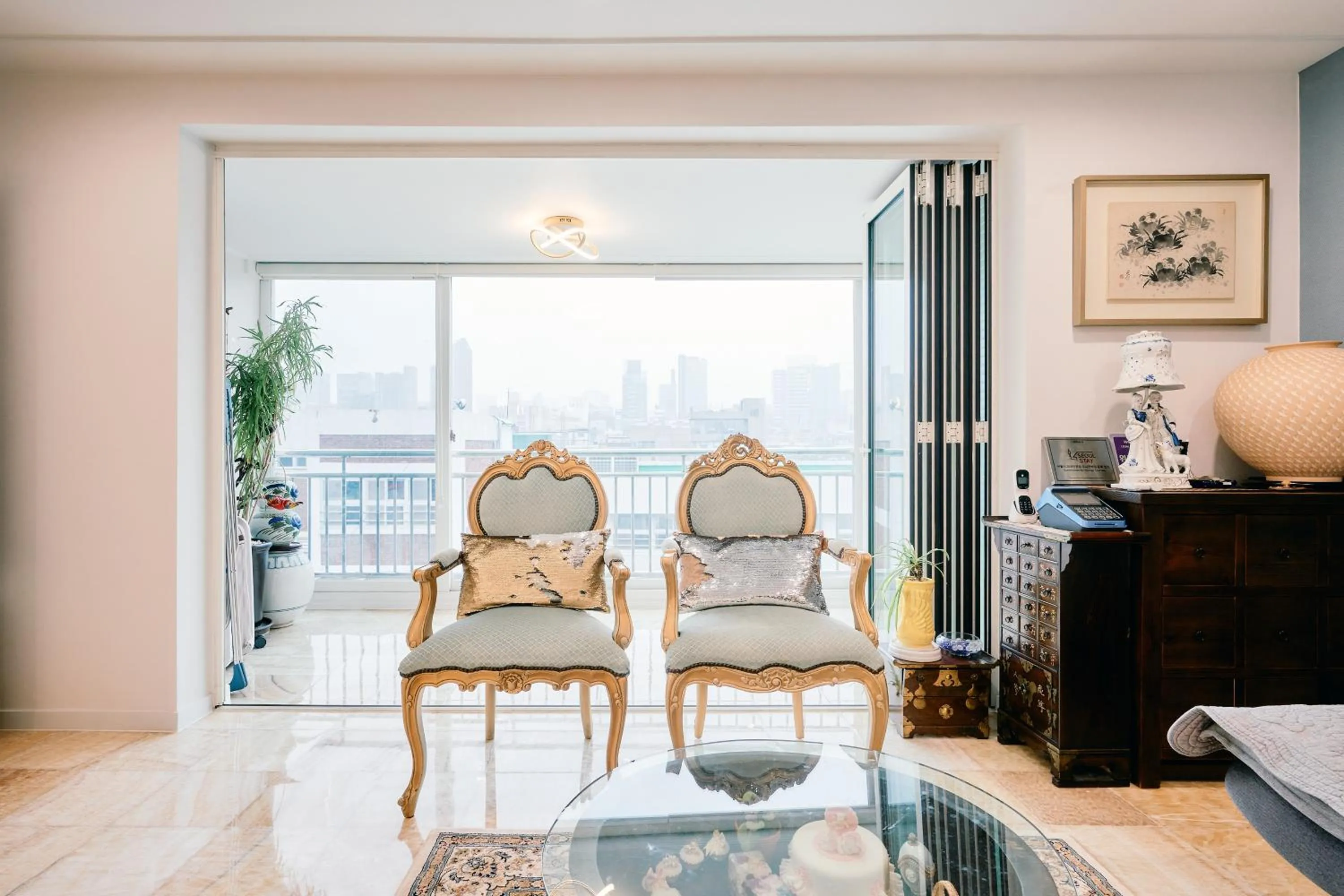 Communal lounge/ TV room in Garosugil Homestay - Female Only