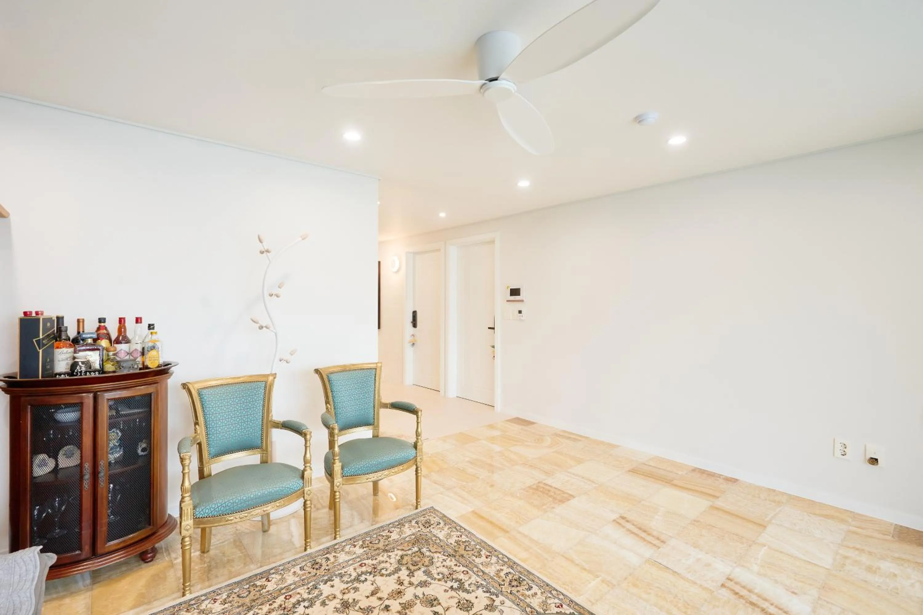 Communal lounge/ TV room in Garosugil Homestay - Female Only