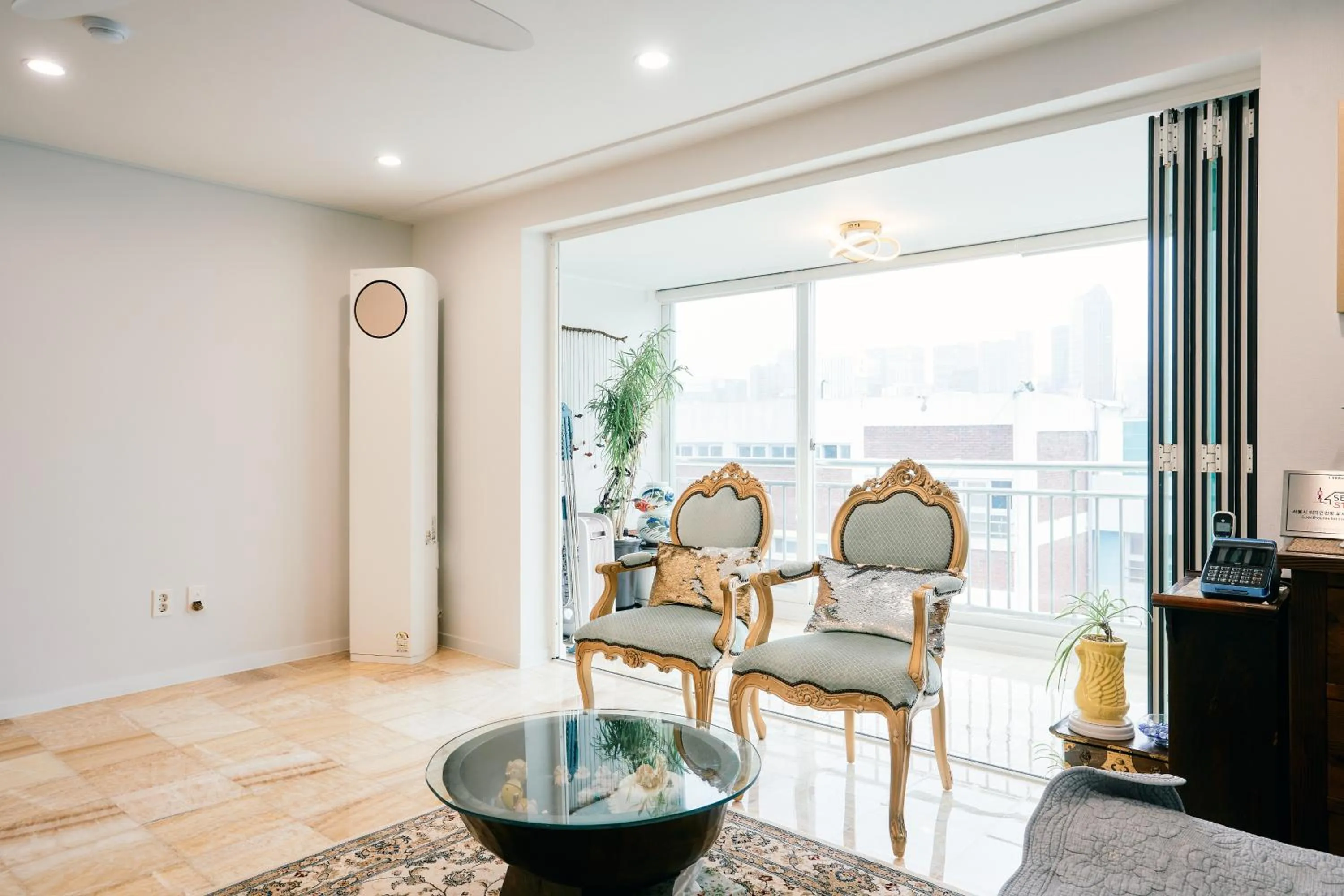 Communal lounge/ TV room in Garosugil Homestay - Female Only