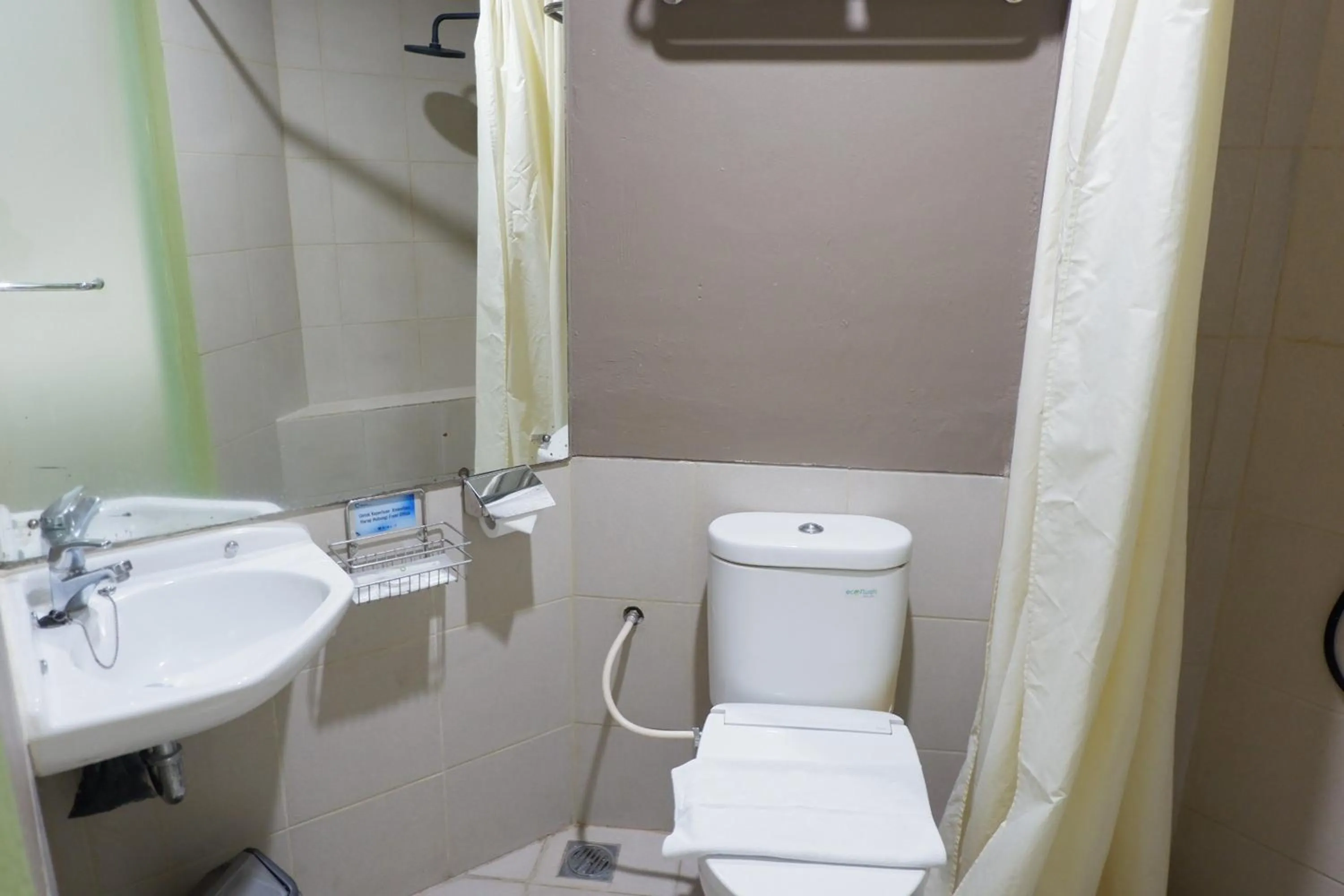 Bathroom in Lemo Hotel Serpong