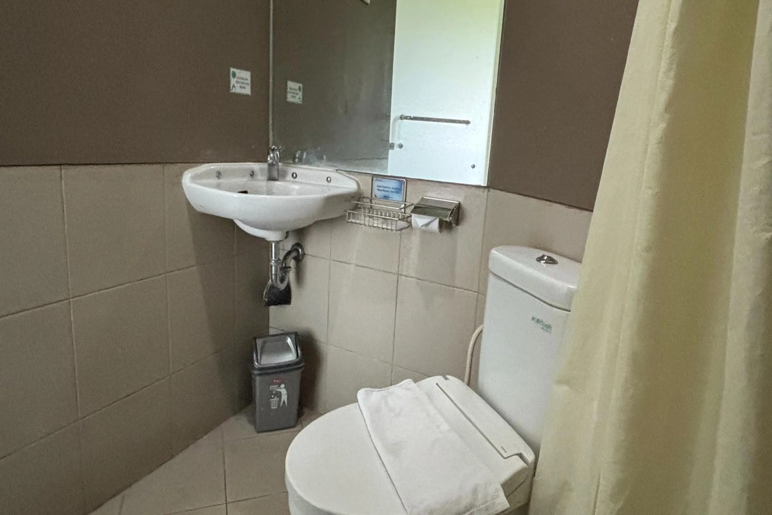 Bathroom in Lemo Hotel Serpong