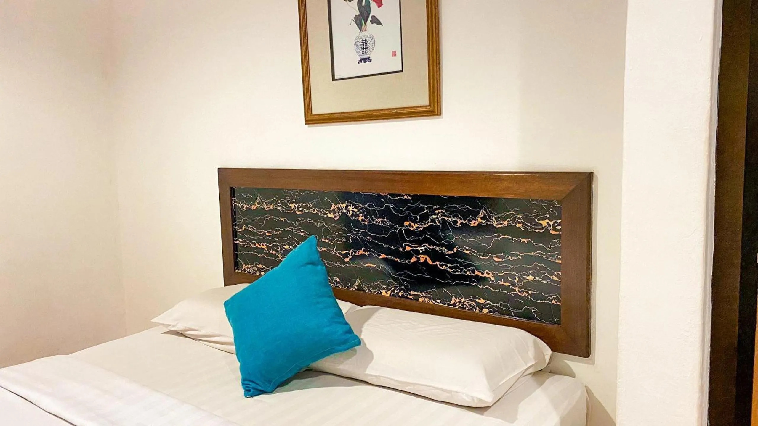 Queenspark Lovita Hotel