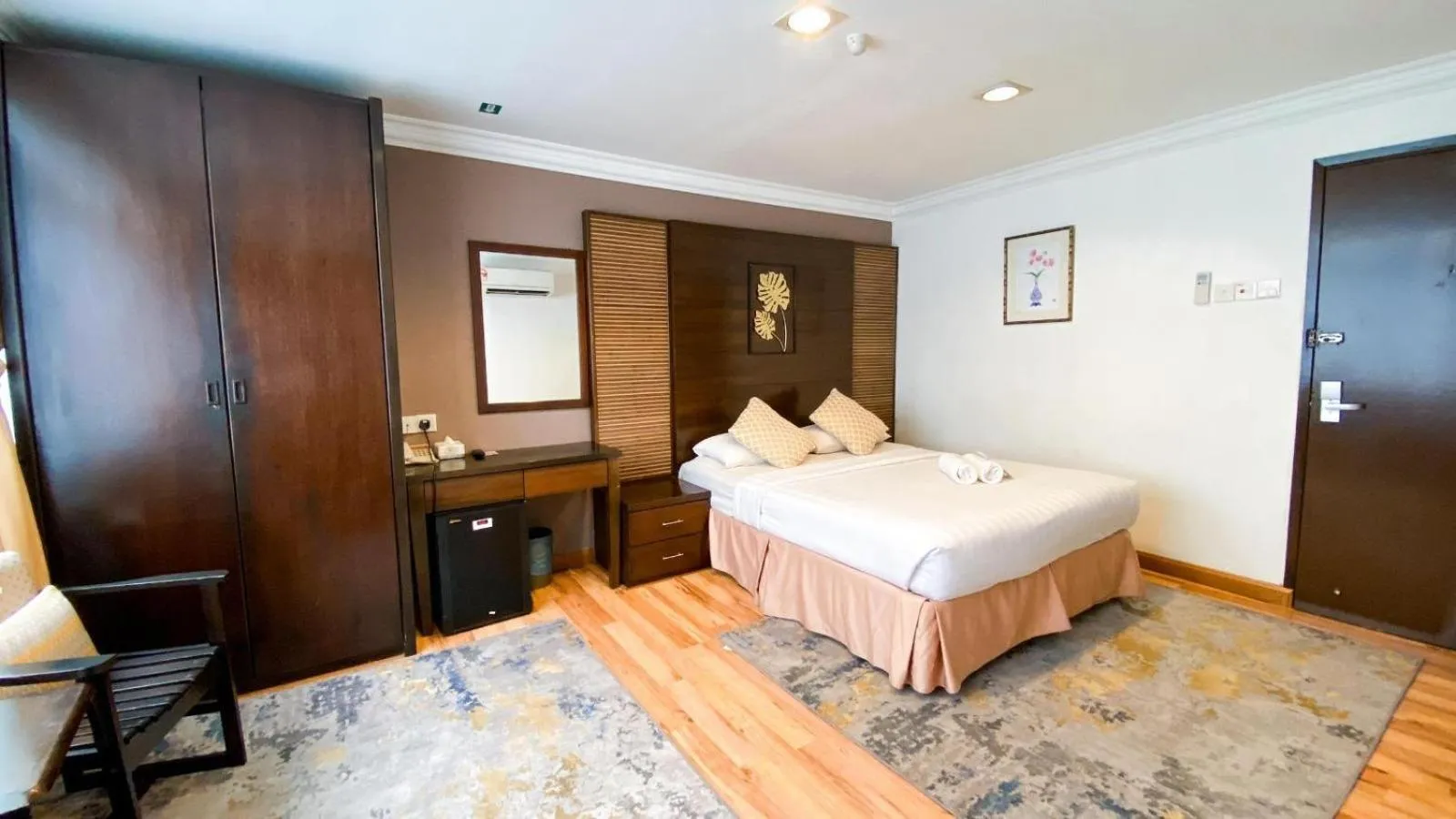 Queenspark Lovita Hotel