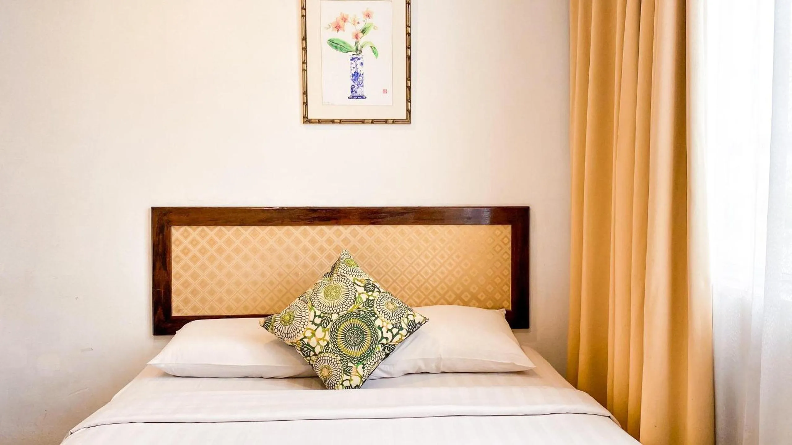 Queenspark Lovita Hotel