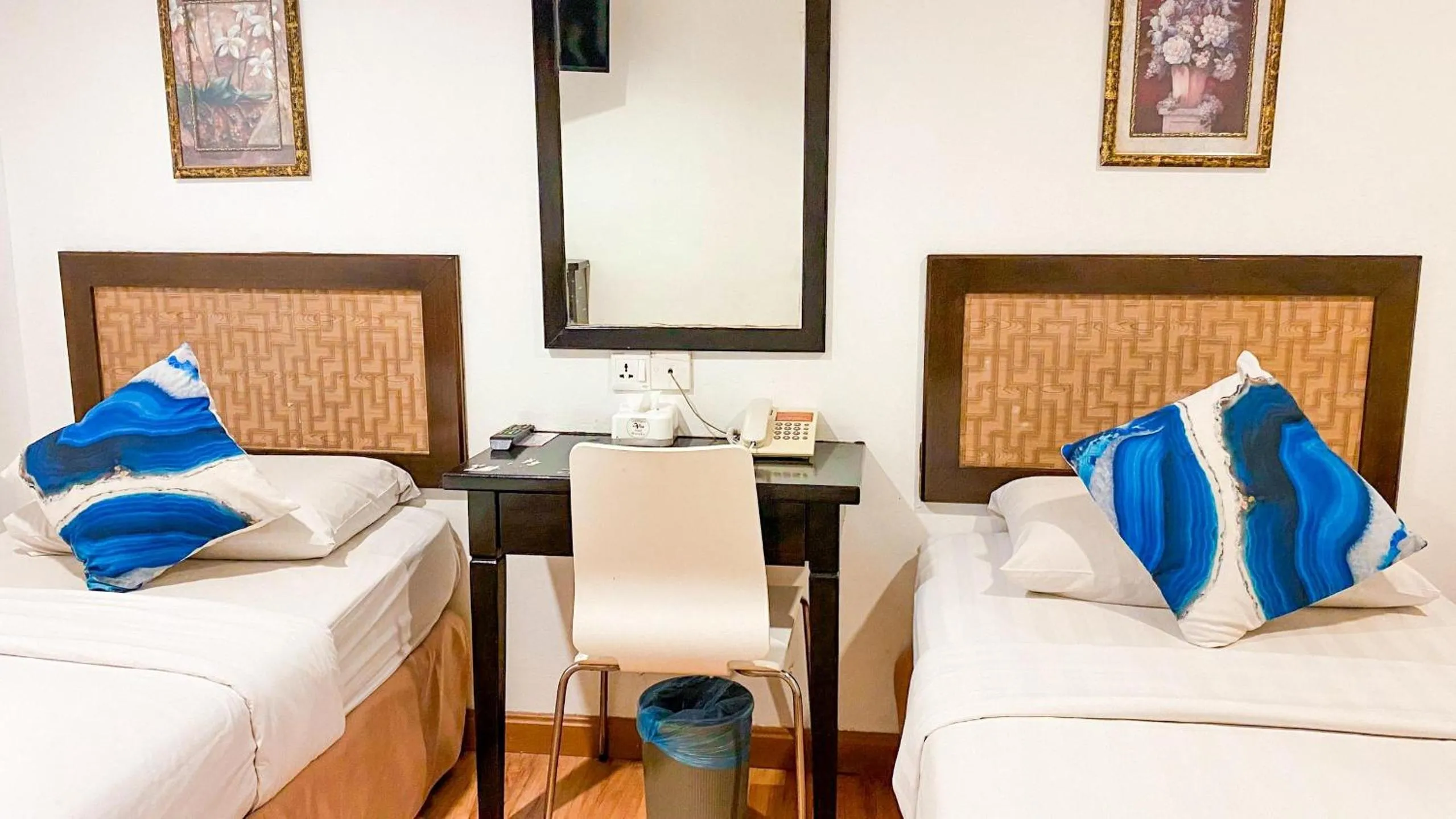 Queenspark Lovita Hotel