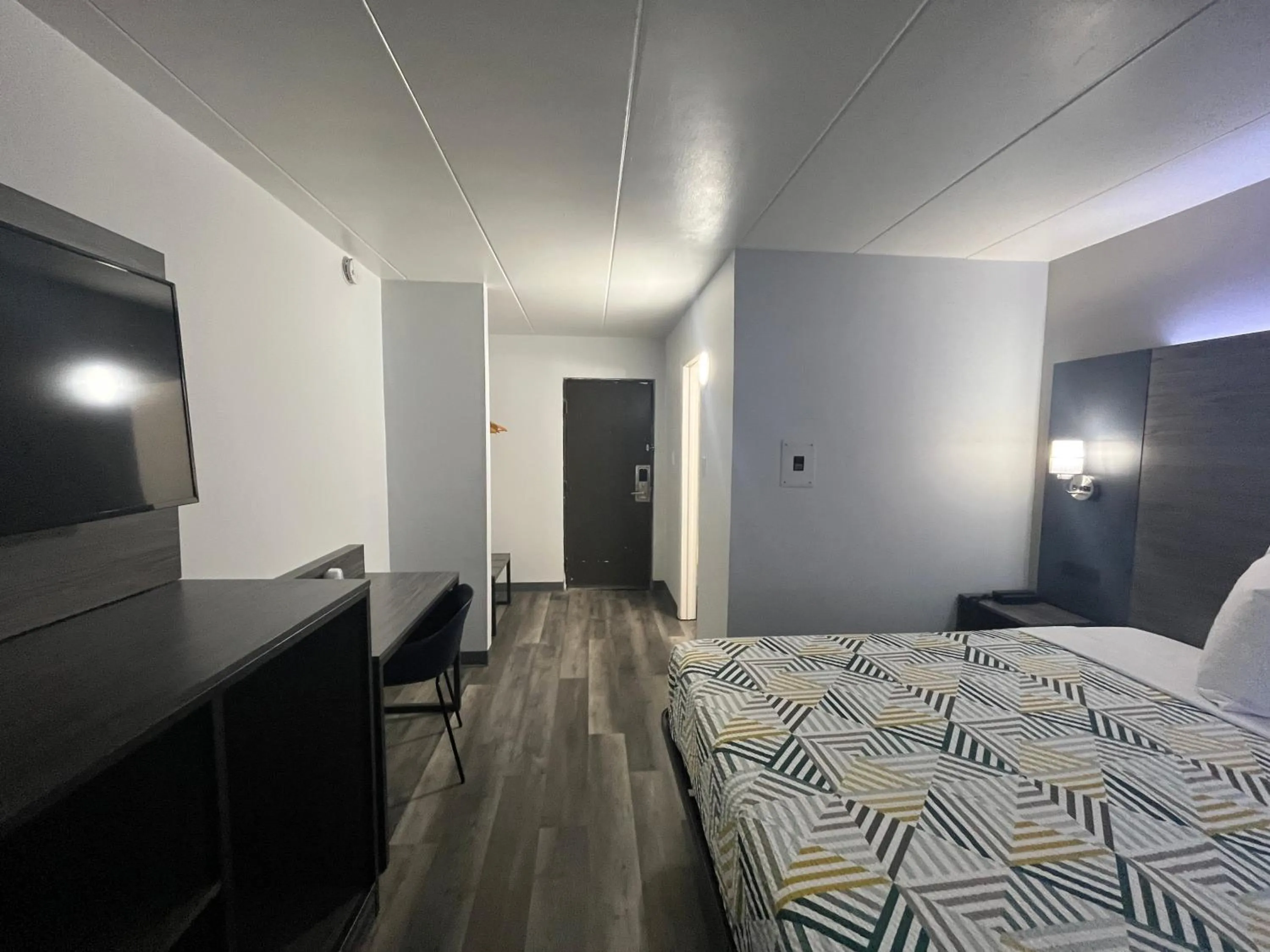 Photo of the whole room, Bed in Motel 6 Chicago, IL - Halsted