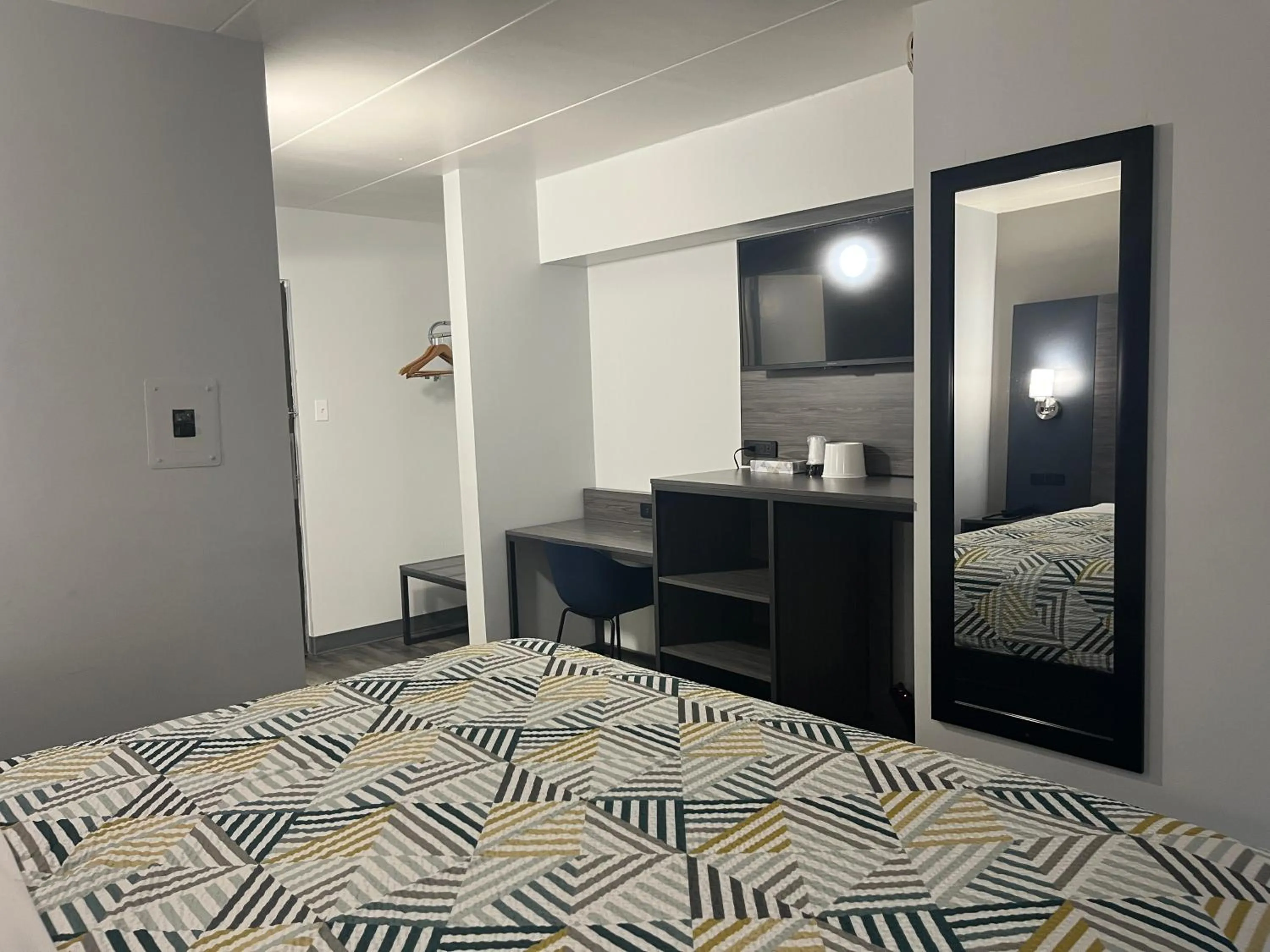 Bedroom, Bed in Motel 6 Chicago, IL - Halsted