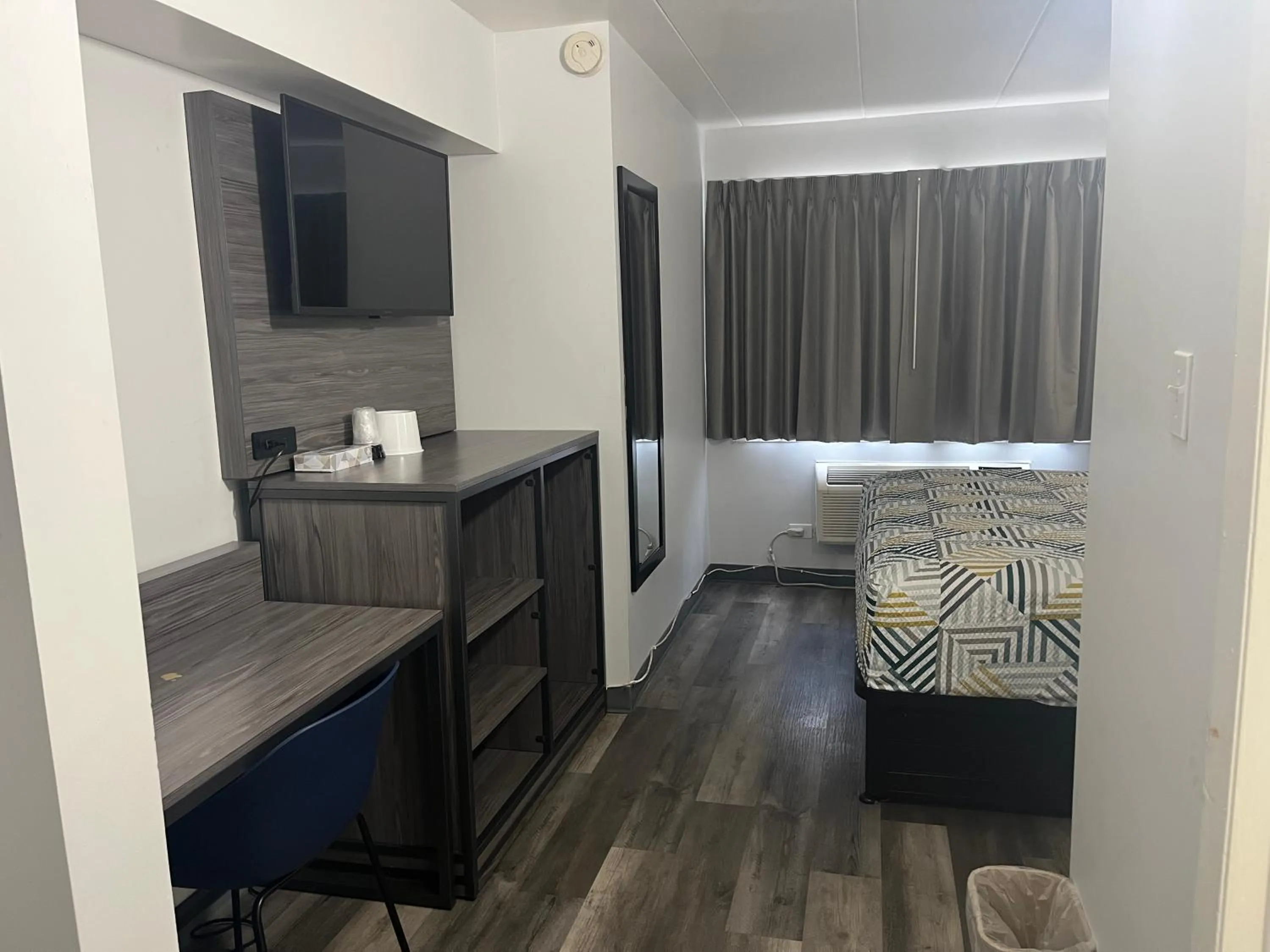 Bedroom, Bed in Motel 6 Chicago, IL - Halsted