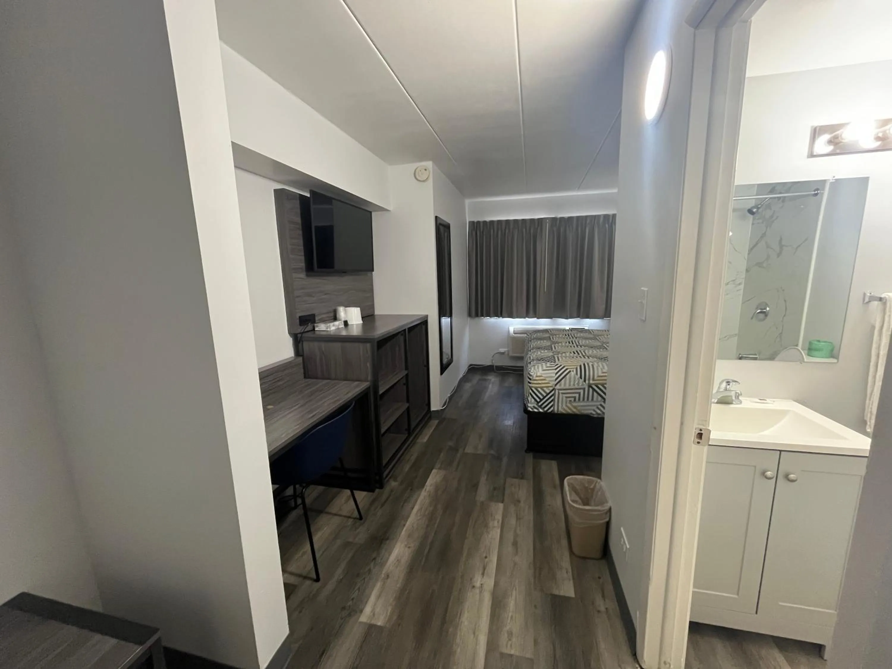 Photo of the whole room, Bed in Motel 6 Chicago, IL - Halsted