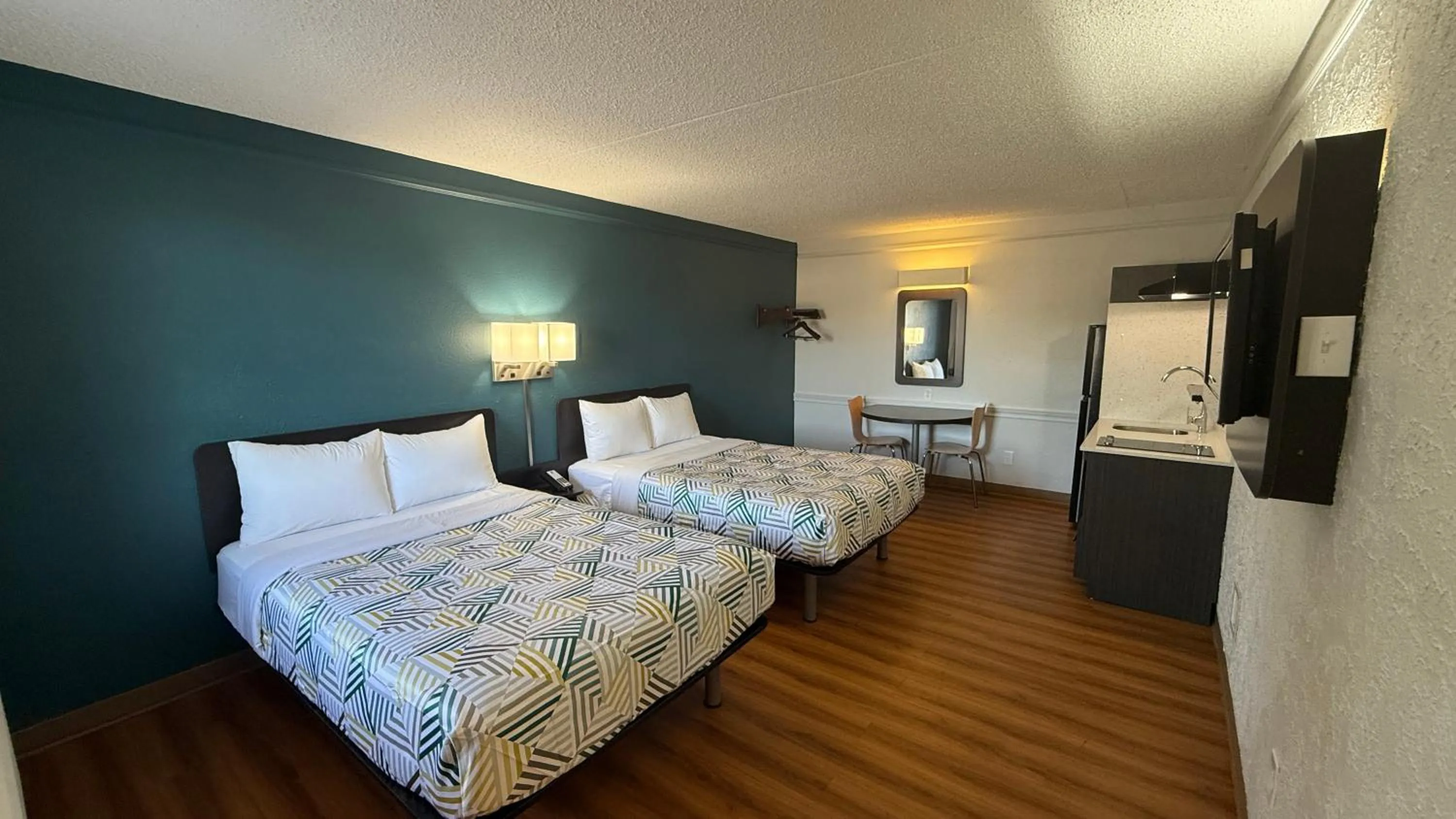 Bedroom, Bed in Studio 6 Beaumont, TX