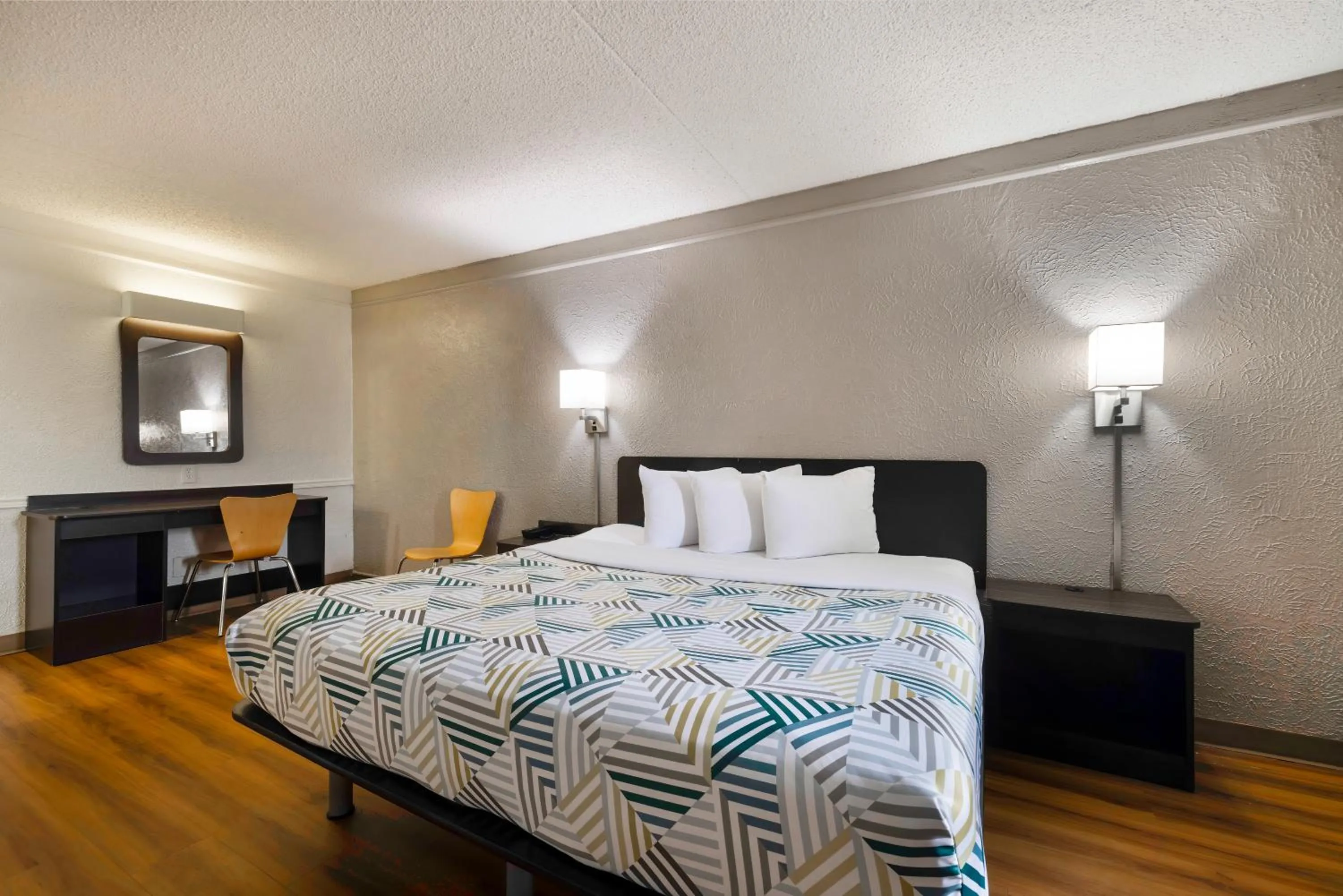 Bedroom, Bed in Studio 6 Beaumont, TX