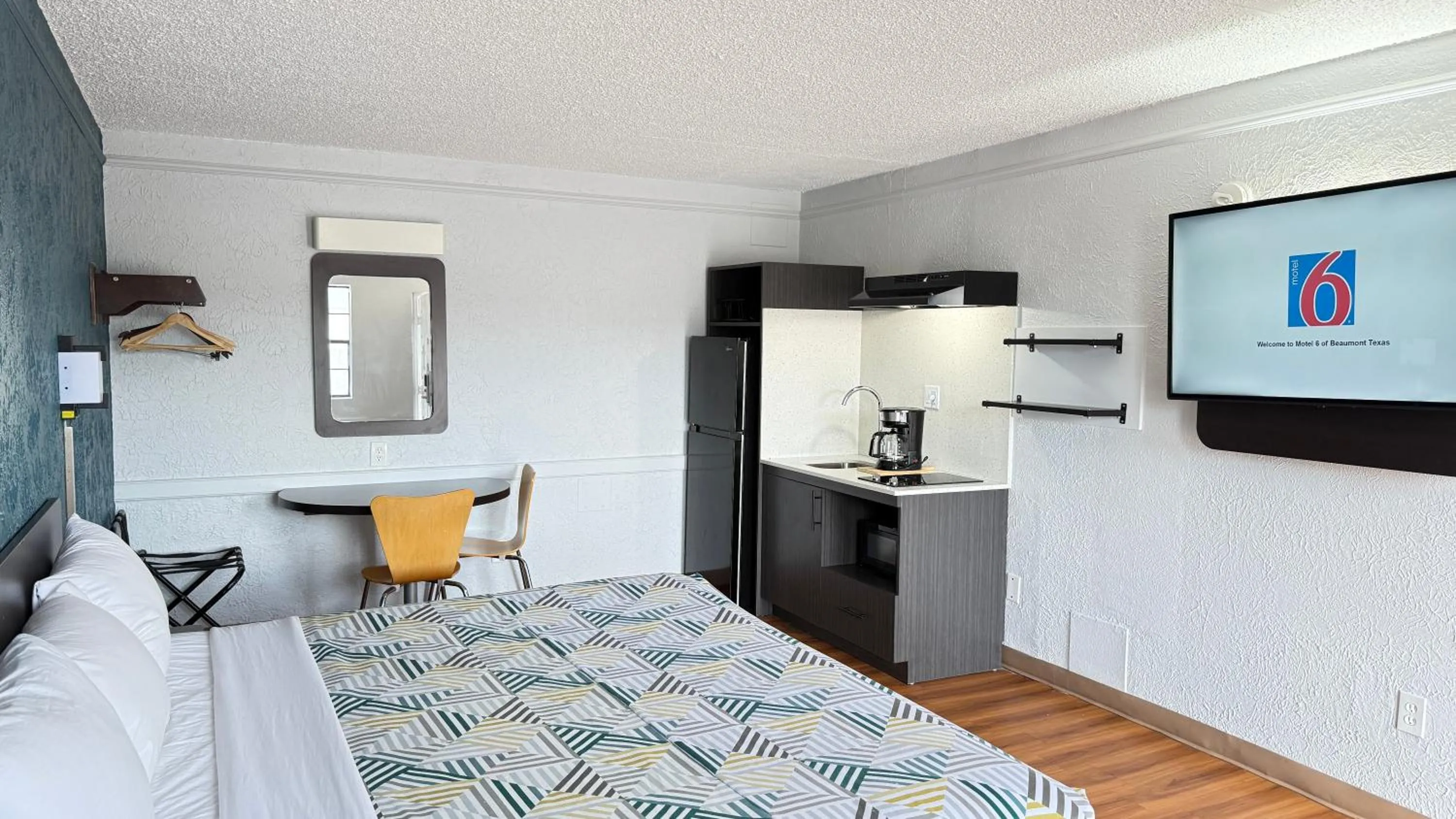 Bedroom, Bed in Studio 6 Beaumont, TX