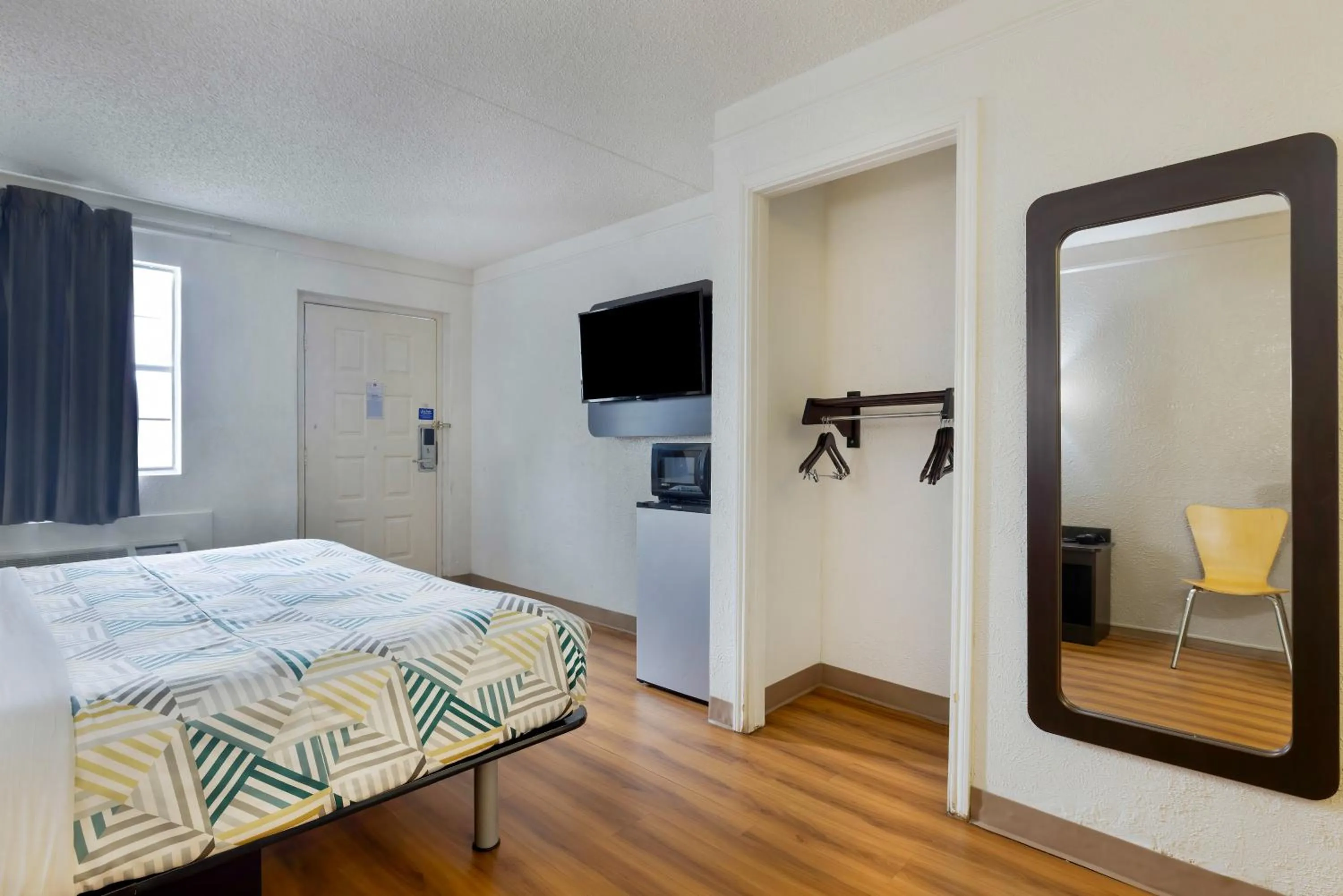 Bedroom, Bed in Studio 6 Beaumont, TX