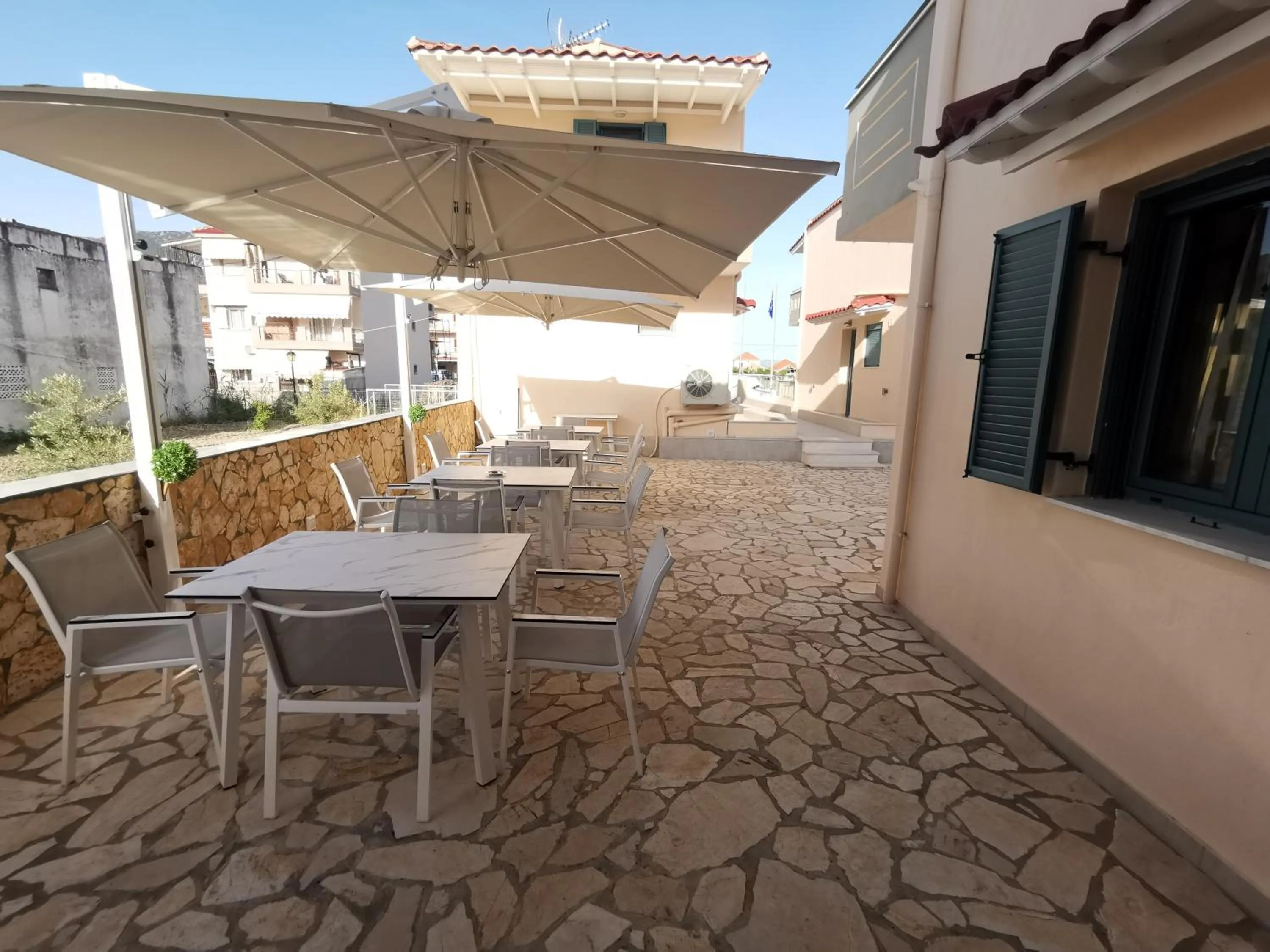 Restaurant/places to eat in Anemos Villas