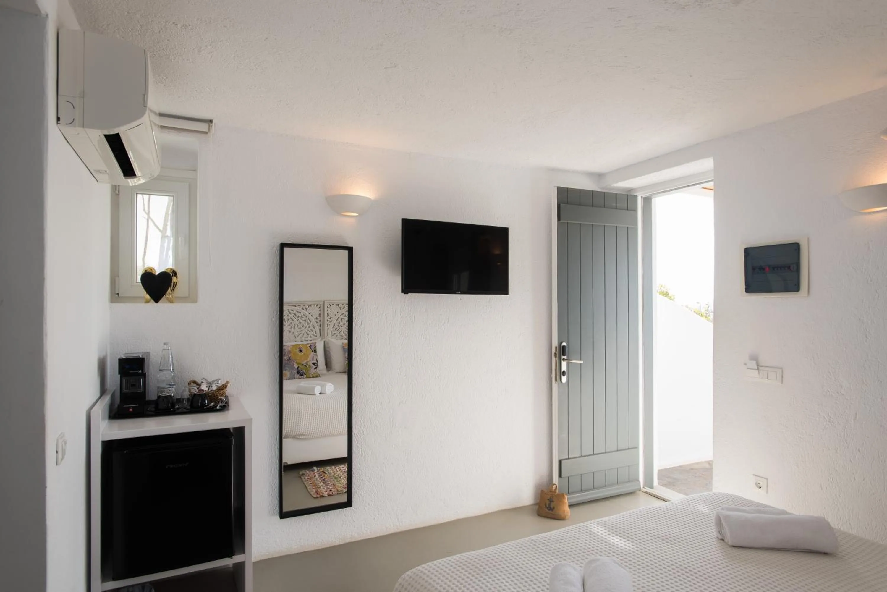 Photo of the whole room, Bed in Bellou Suites