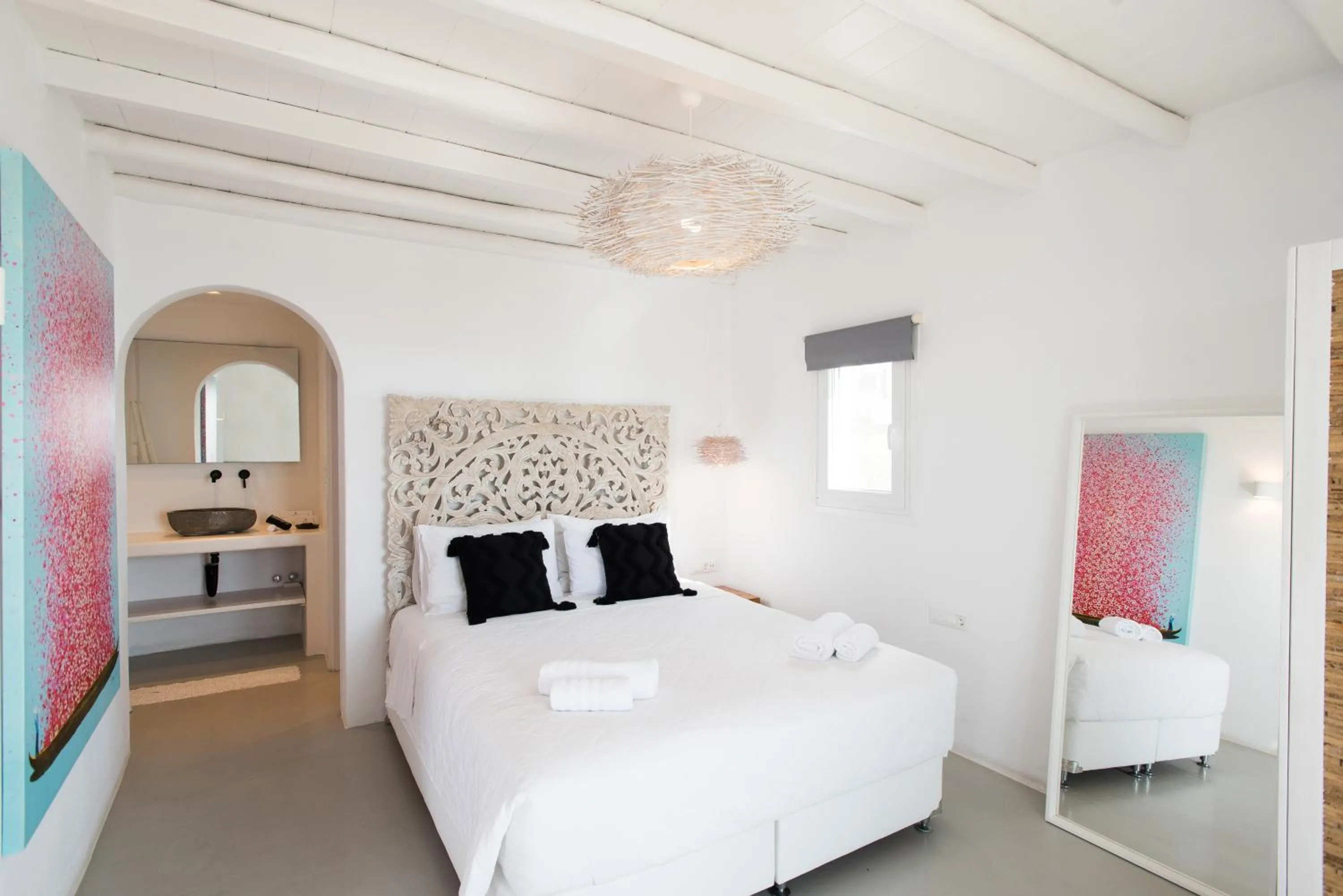 Photo of the whole room, Bed in Bellou Suites