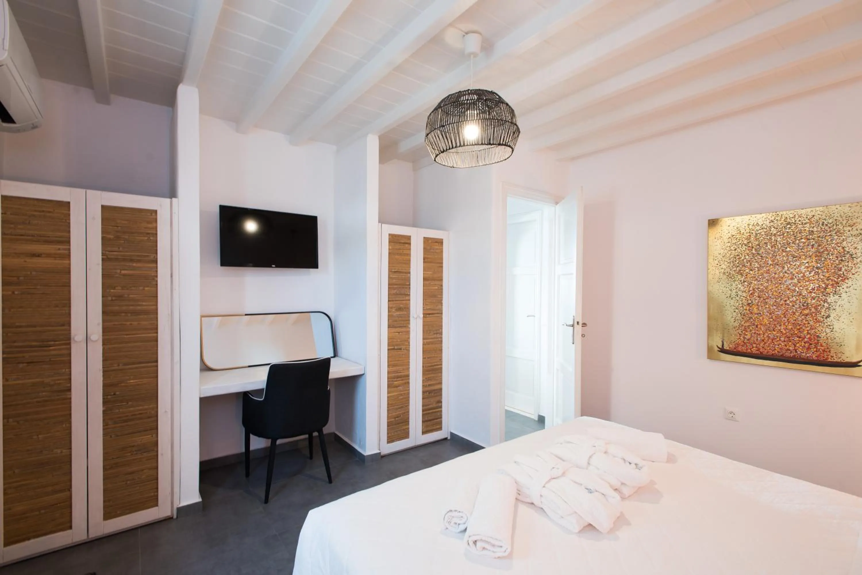 Photo of the whole room, Bed in Bellou Suites