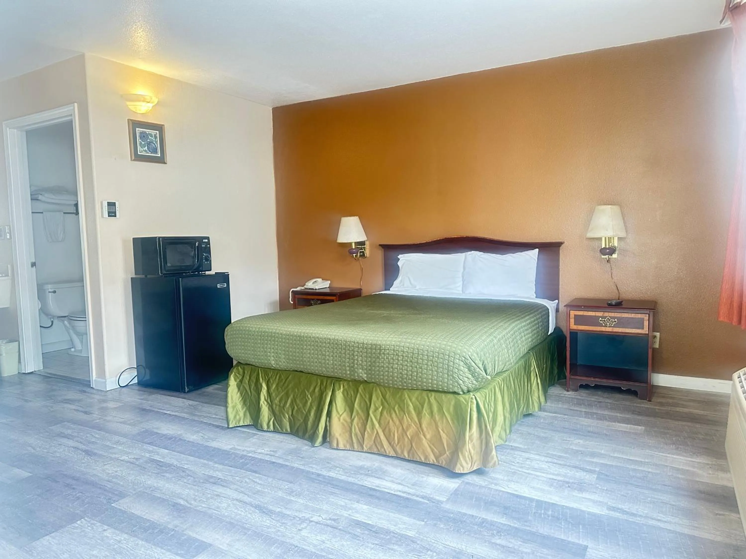 Deluxe Queen Room in Royal Inn