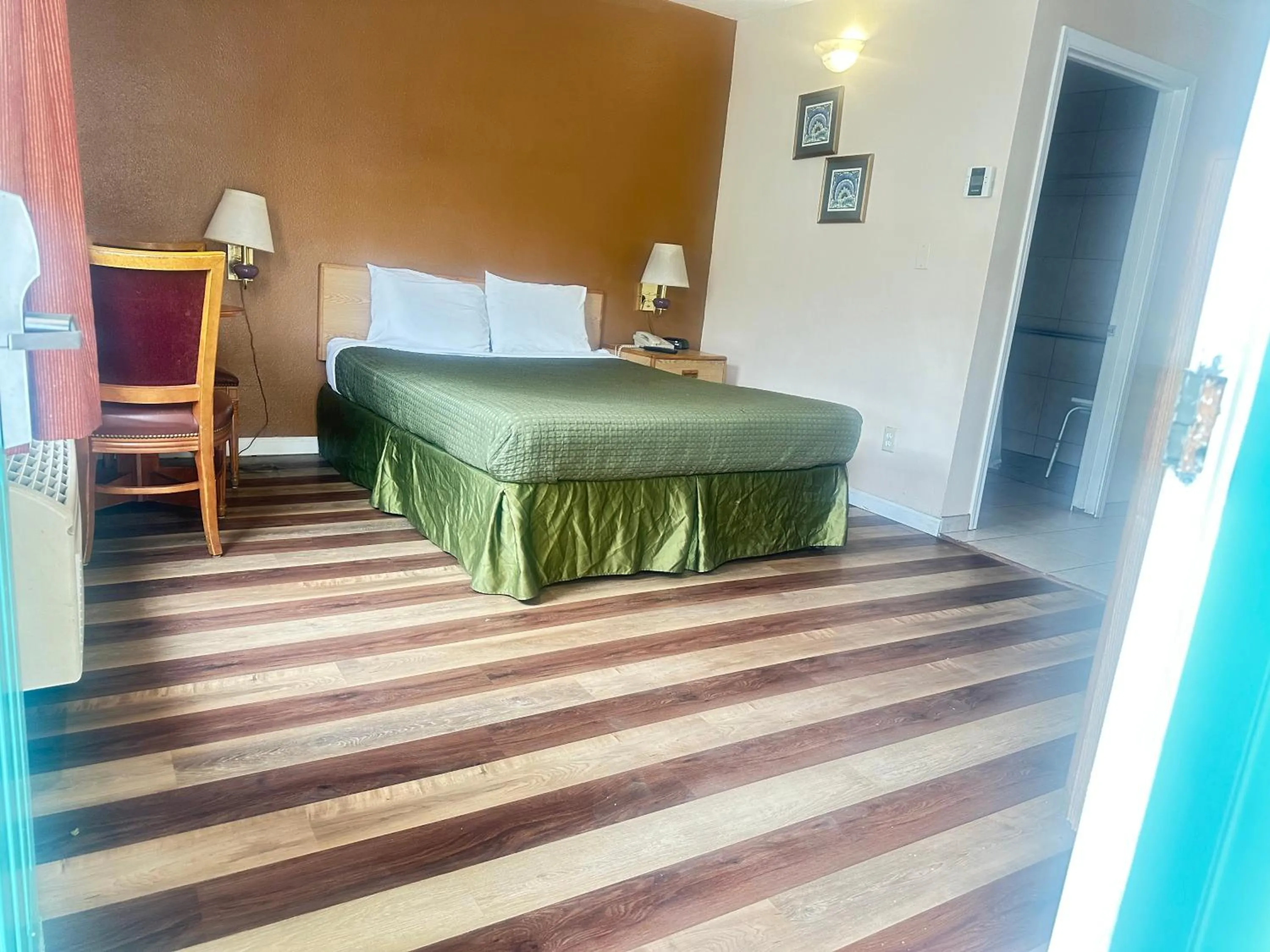 Queen Room - Disability Access in Royal Inn