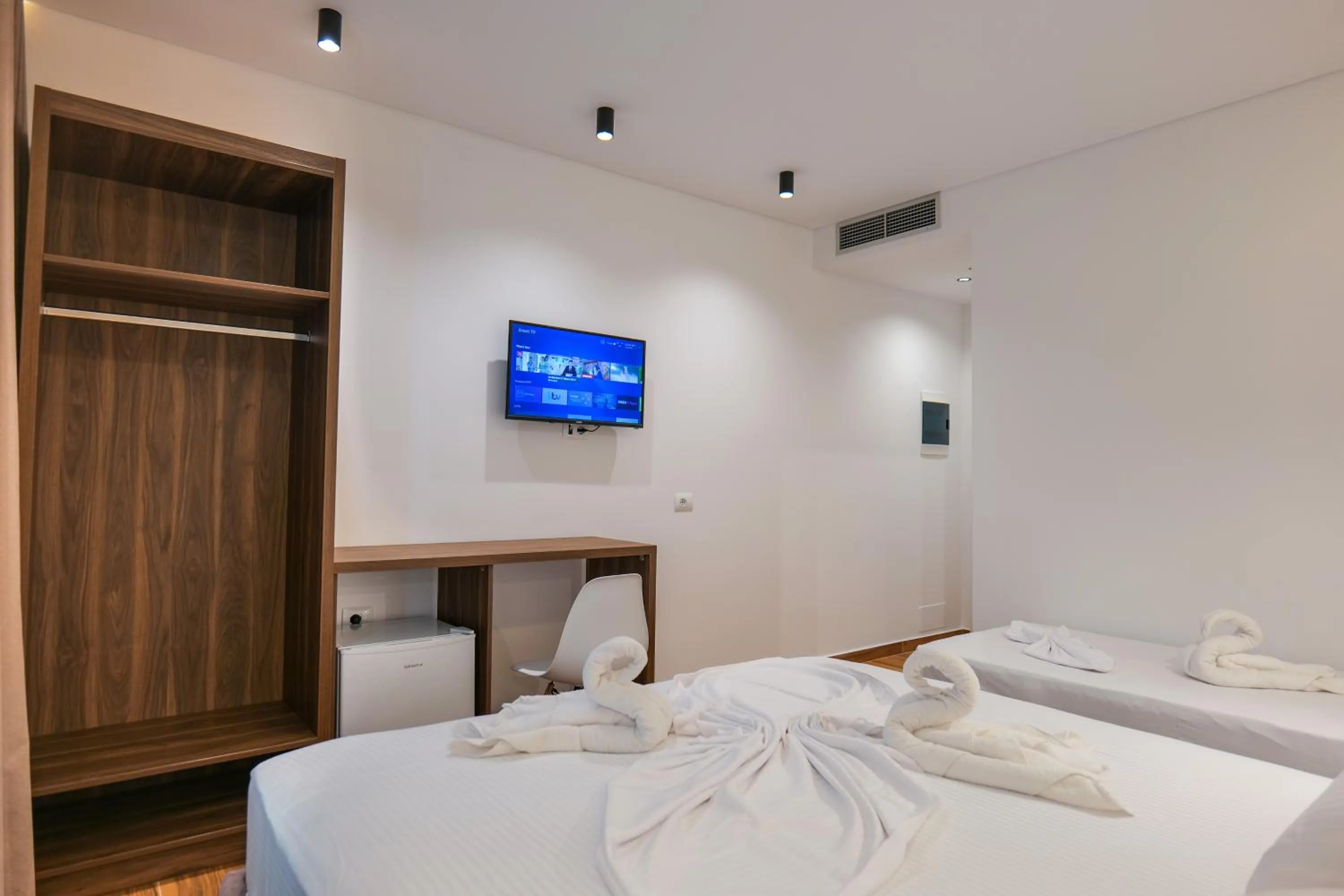 Communal lounge/ TV room, Bed in Hotel Havana