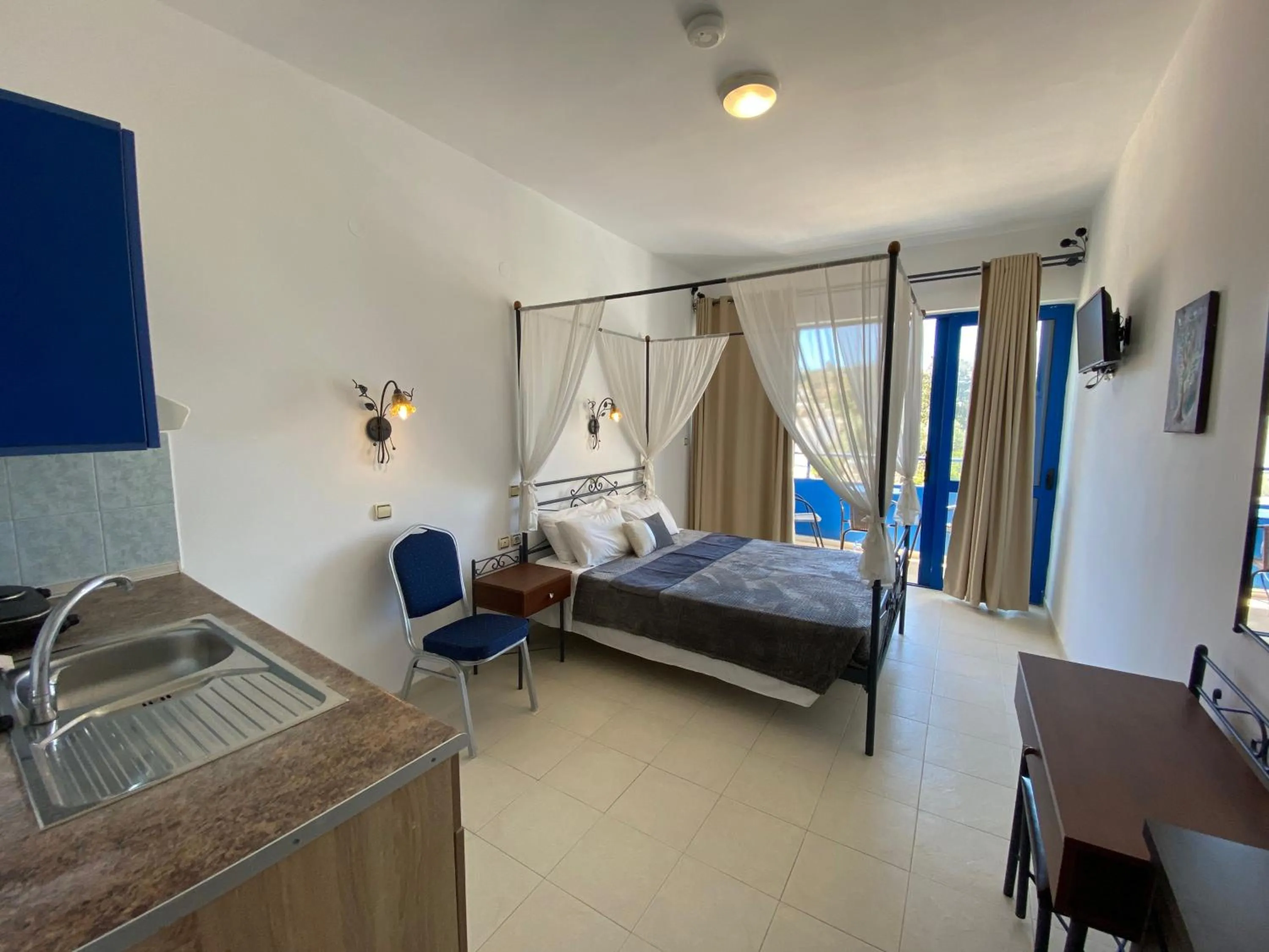 Coffee/tea facilities in Anastasia Studios, Apartments & Suites