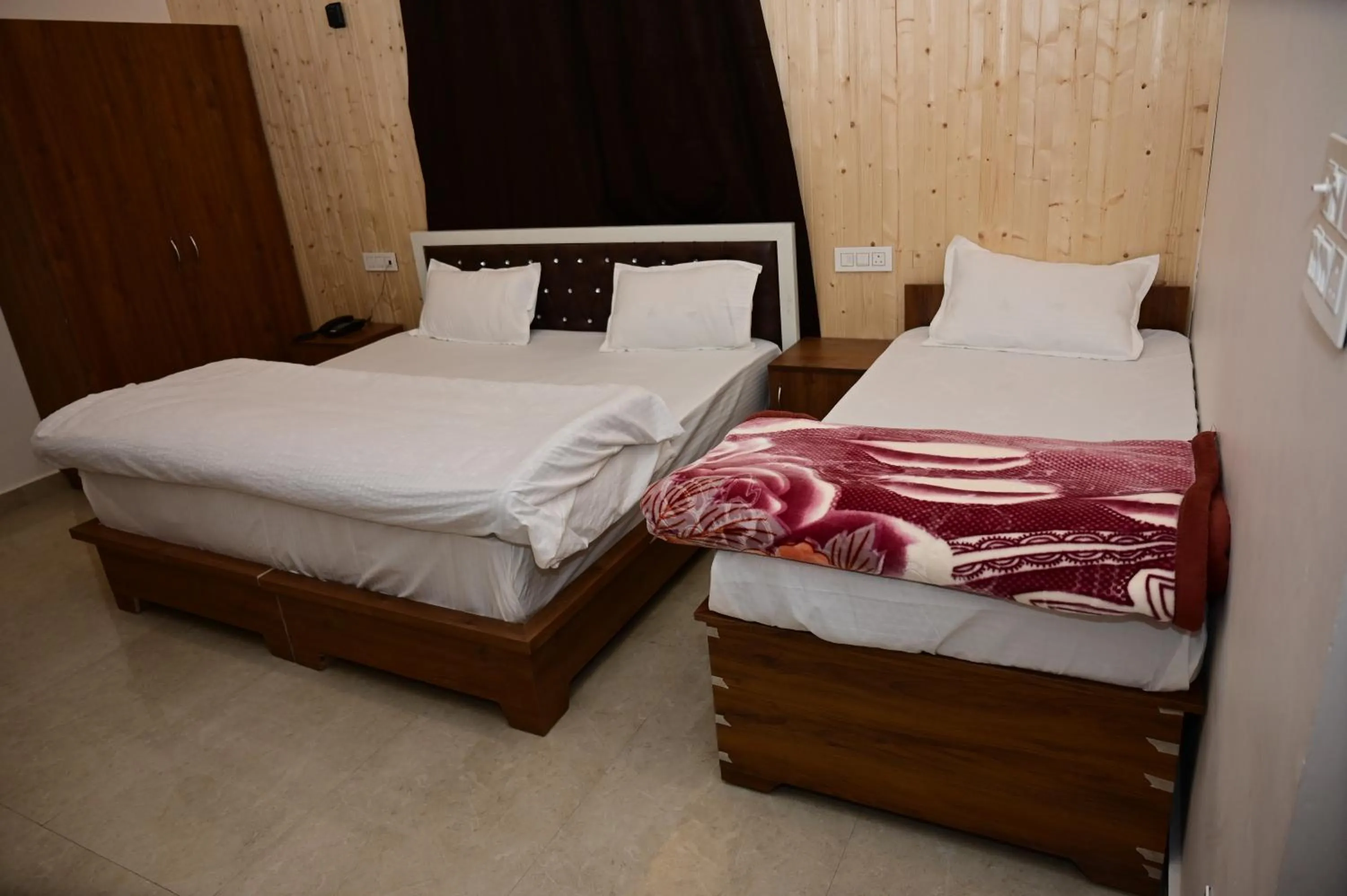 Bed in Kasturi Resorts Kanatal