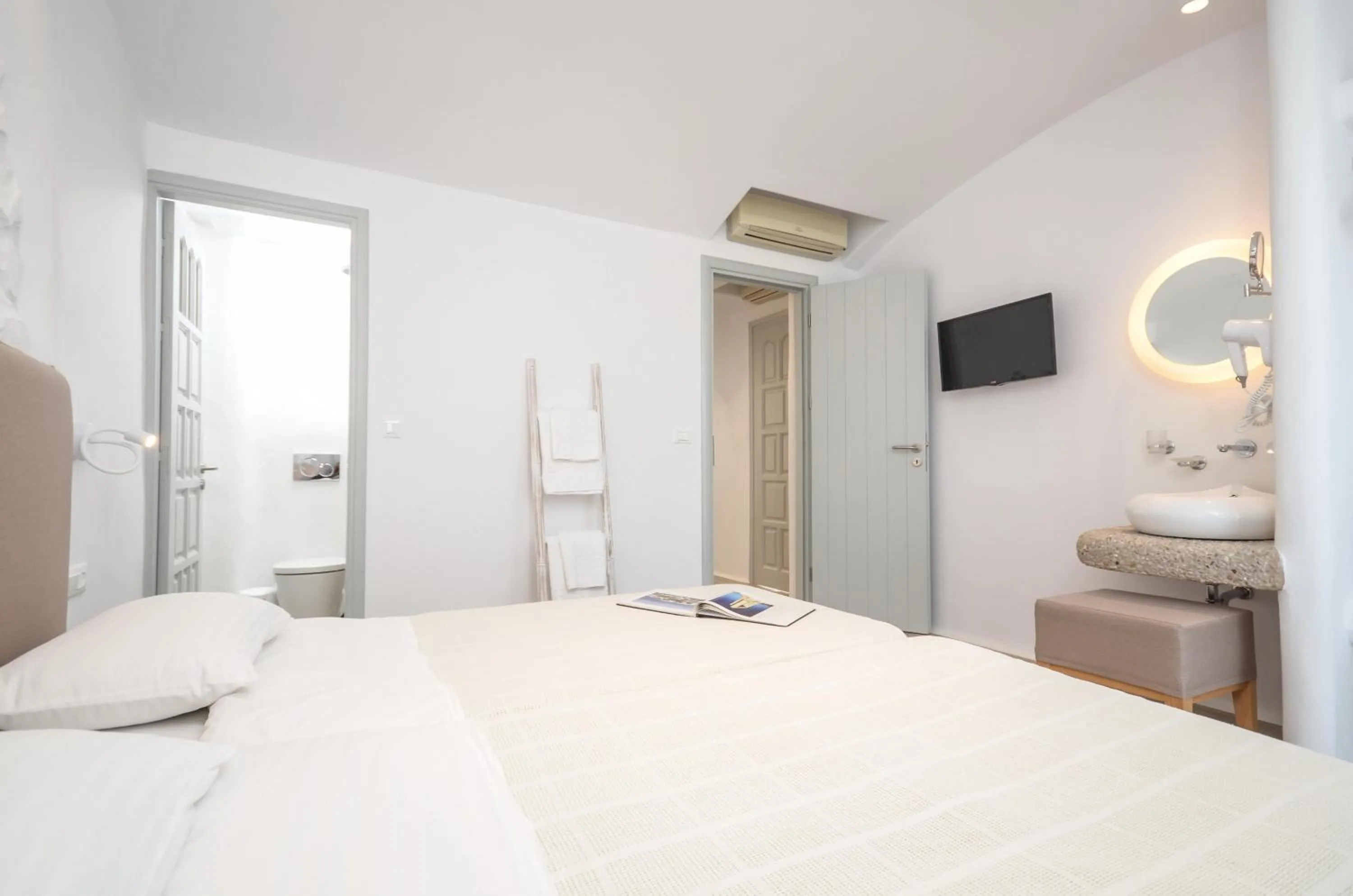 Bedroom, Bed in Villa Adriana Hotel