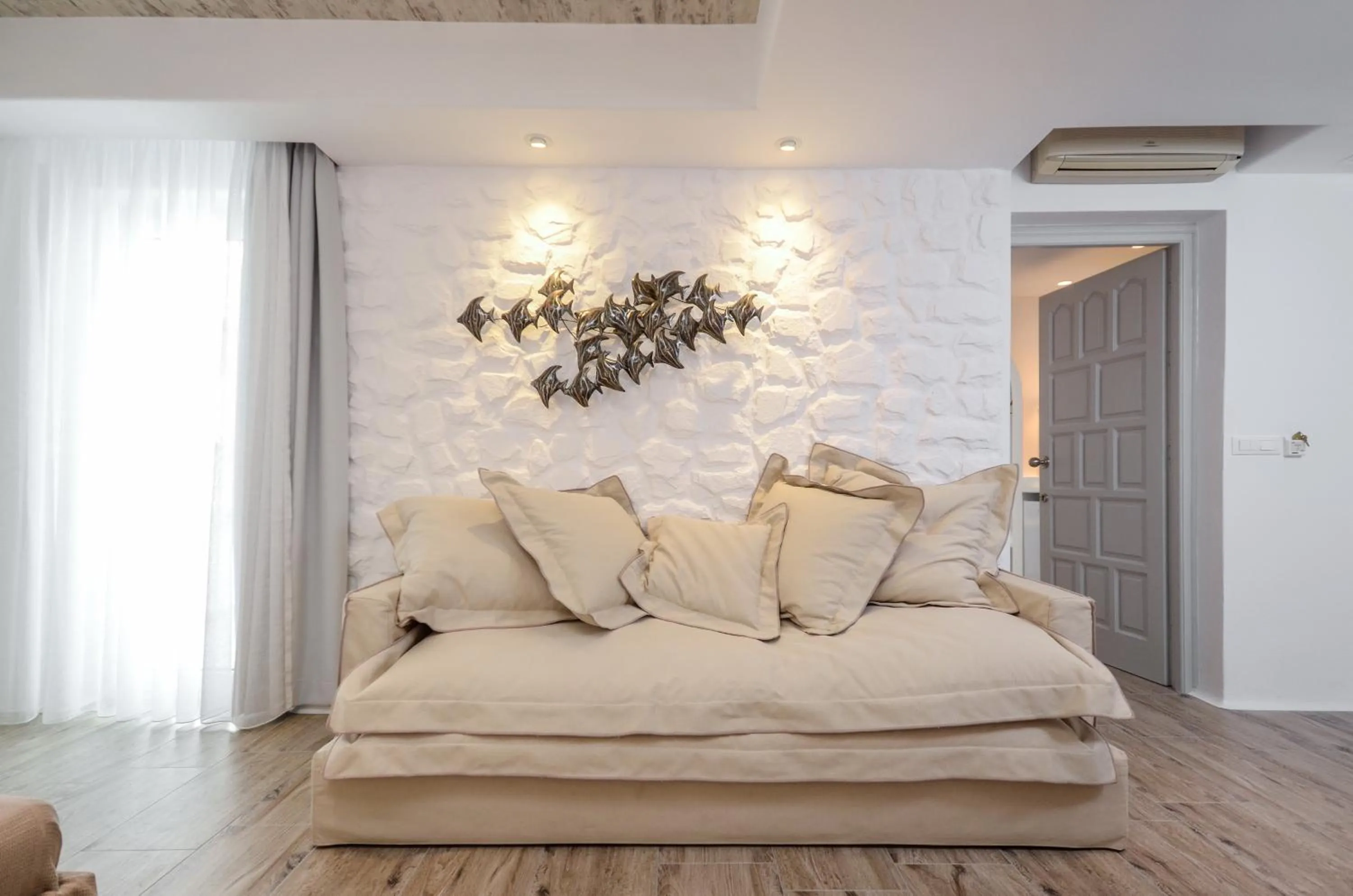 Living room, Bed in Villa Adriana Hotel