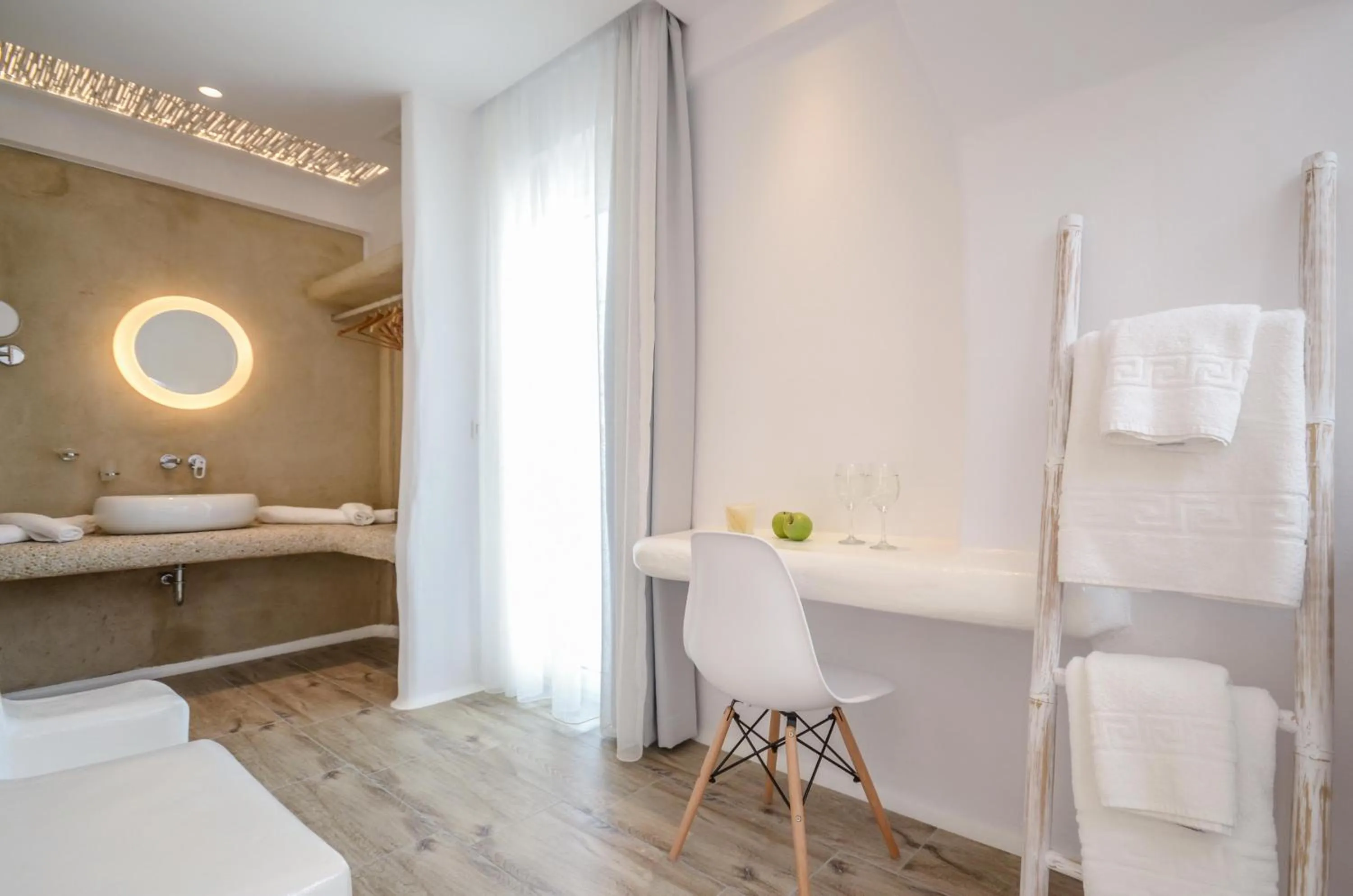 Bathroom, Bed in Villa Adriana Hotel