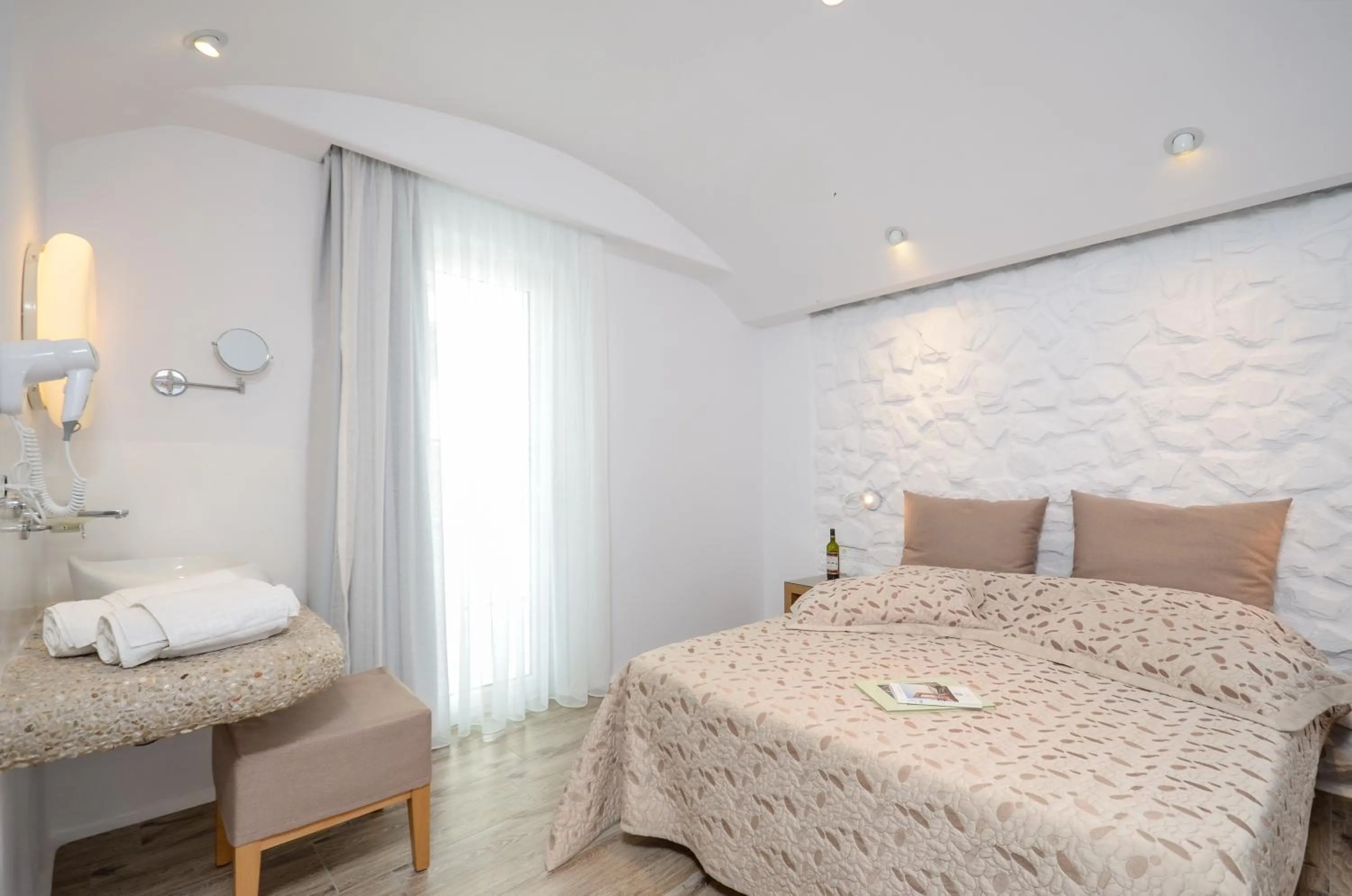 Bedroom, Bed in Villa Adriana Hotel